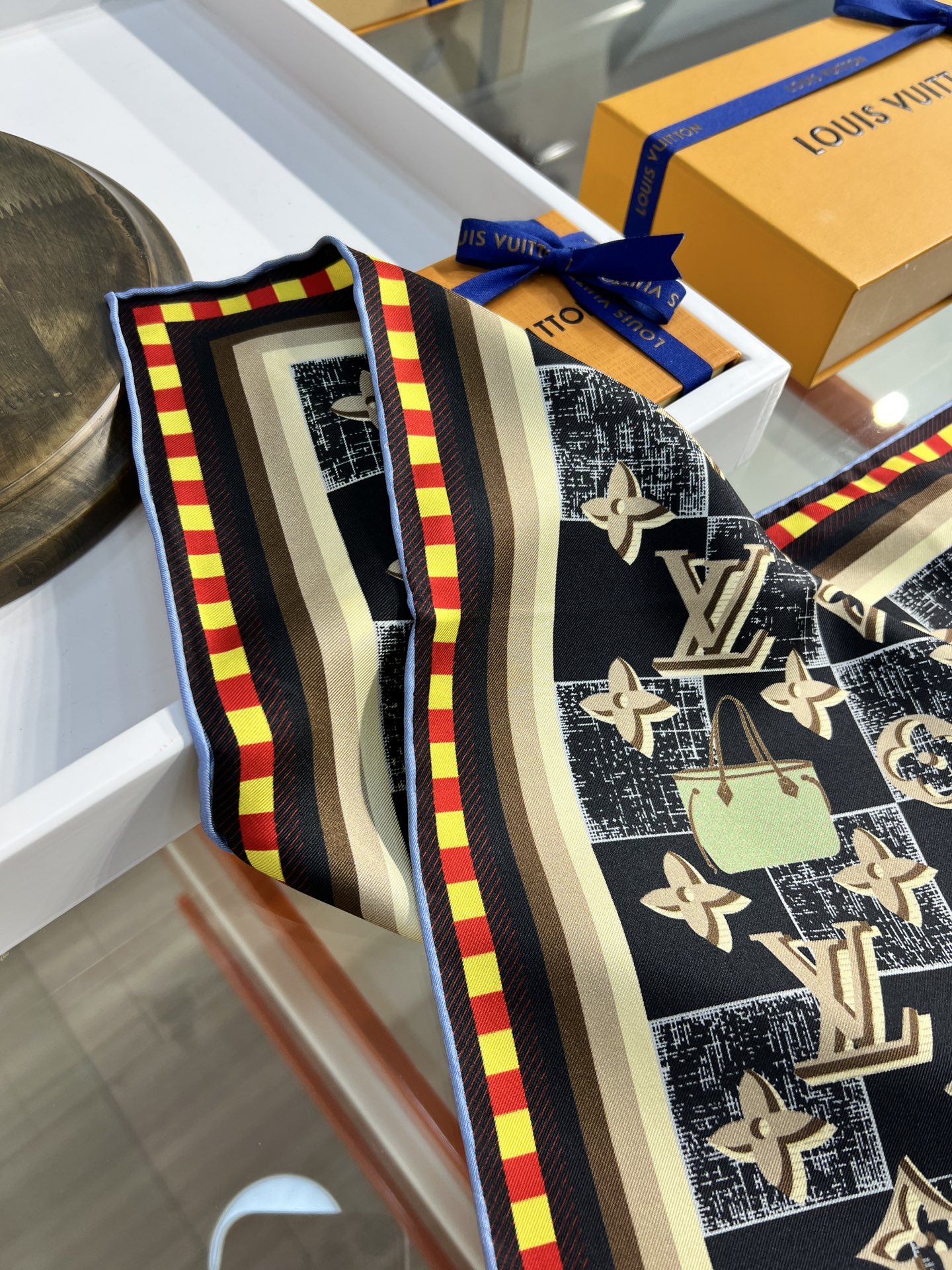 Louis Vuitton Damiergram 桑蚕丝方巾歌颂旅行之美 以创意笔触展现路易威登历史底蕴 可轻松点亮日常造型