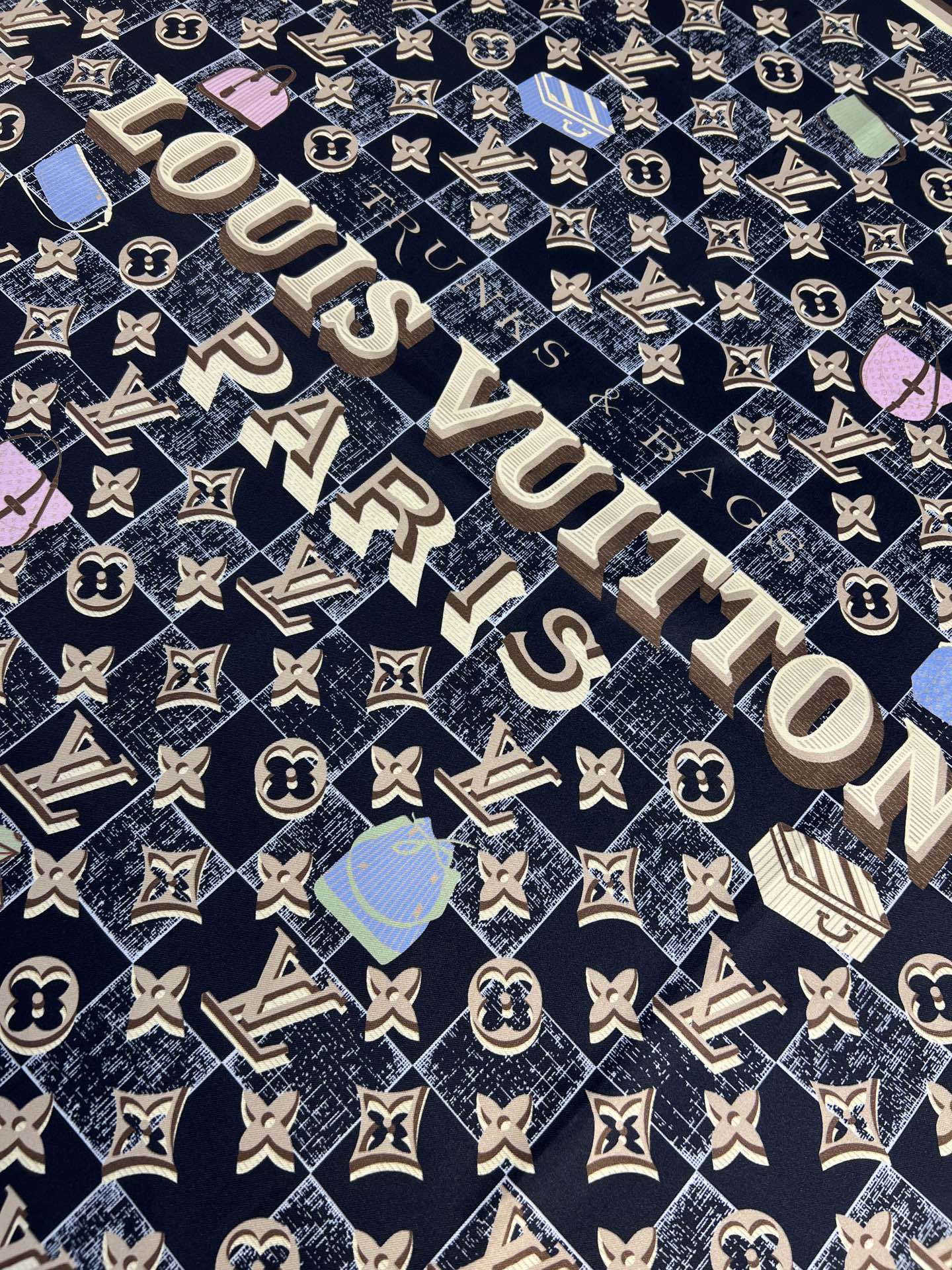 Louis Vuitton Damiergram 桑蚕丝方巾歌颂旅行之美 以创意笔触展现路易威登历史底蕴 可轻松点亮日常造型