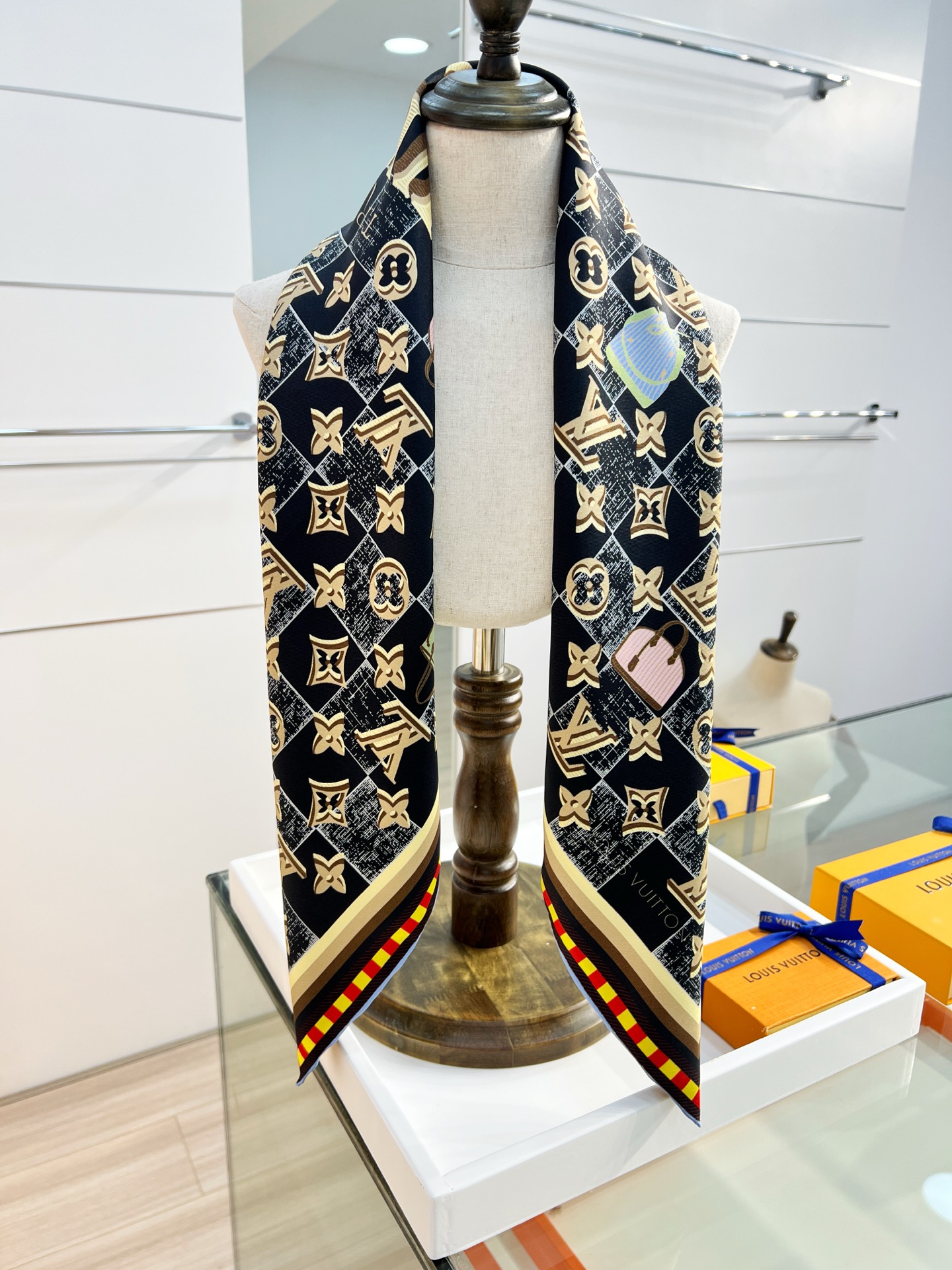Louis Vuitton Damiergram 桑蚕丝方巾歌颂旅行之美 以创意笔触展现路易威登历史底蕴 可轻松点亮日常造型