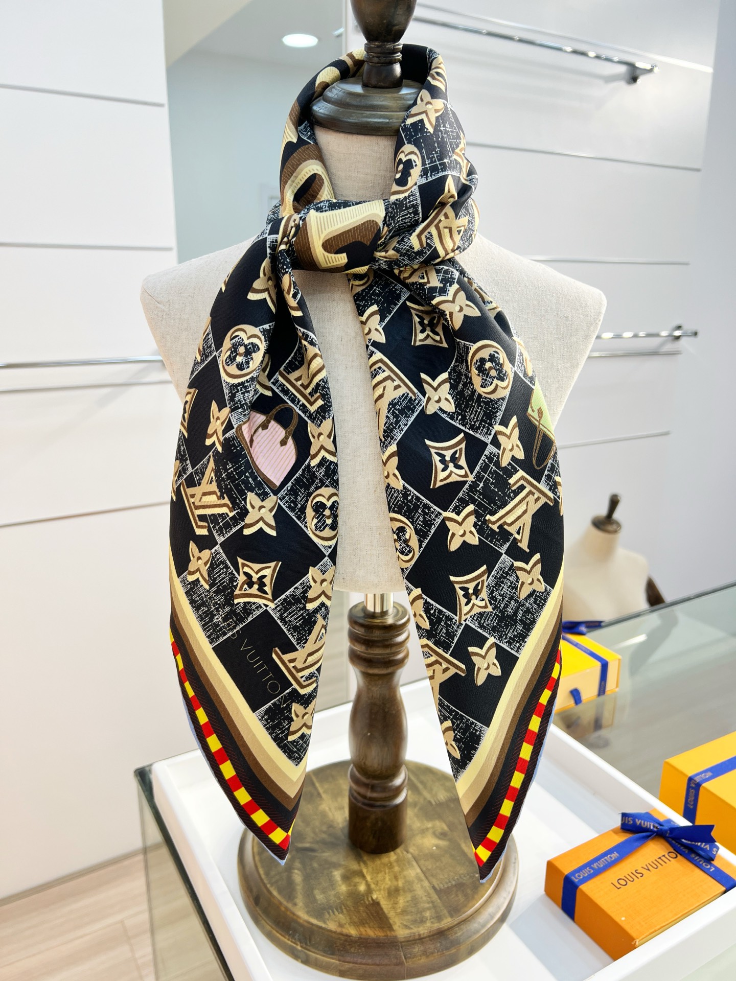 Louis Vuitton Damiergram 桑蚕丝方巾歌颂旅行之美 以创意笔触展现路易威登历史底蕴 可轻松点亮日常造型