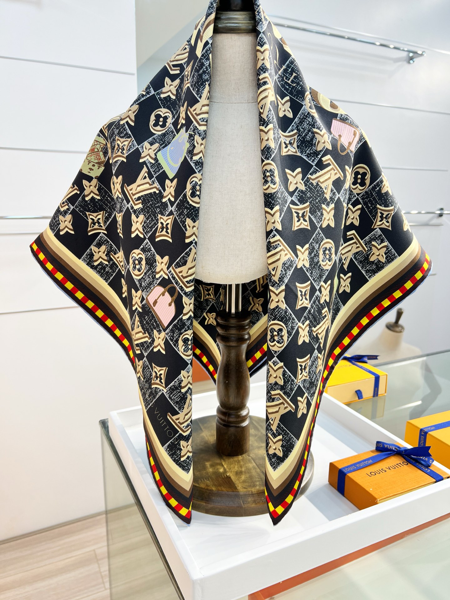 Louis Vuitton Damiergram 桑蚕丝方巾歌颂旅行之美 以创意笔触展现路易威登历史底蕴 可轻松点亮日常造型