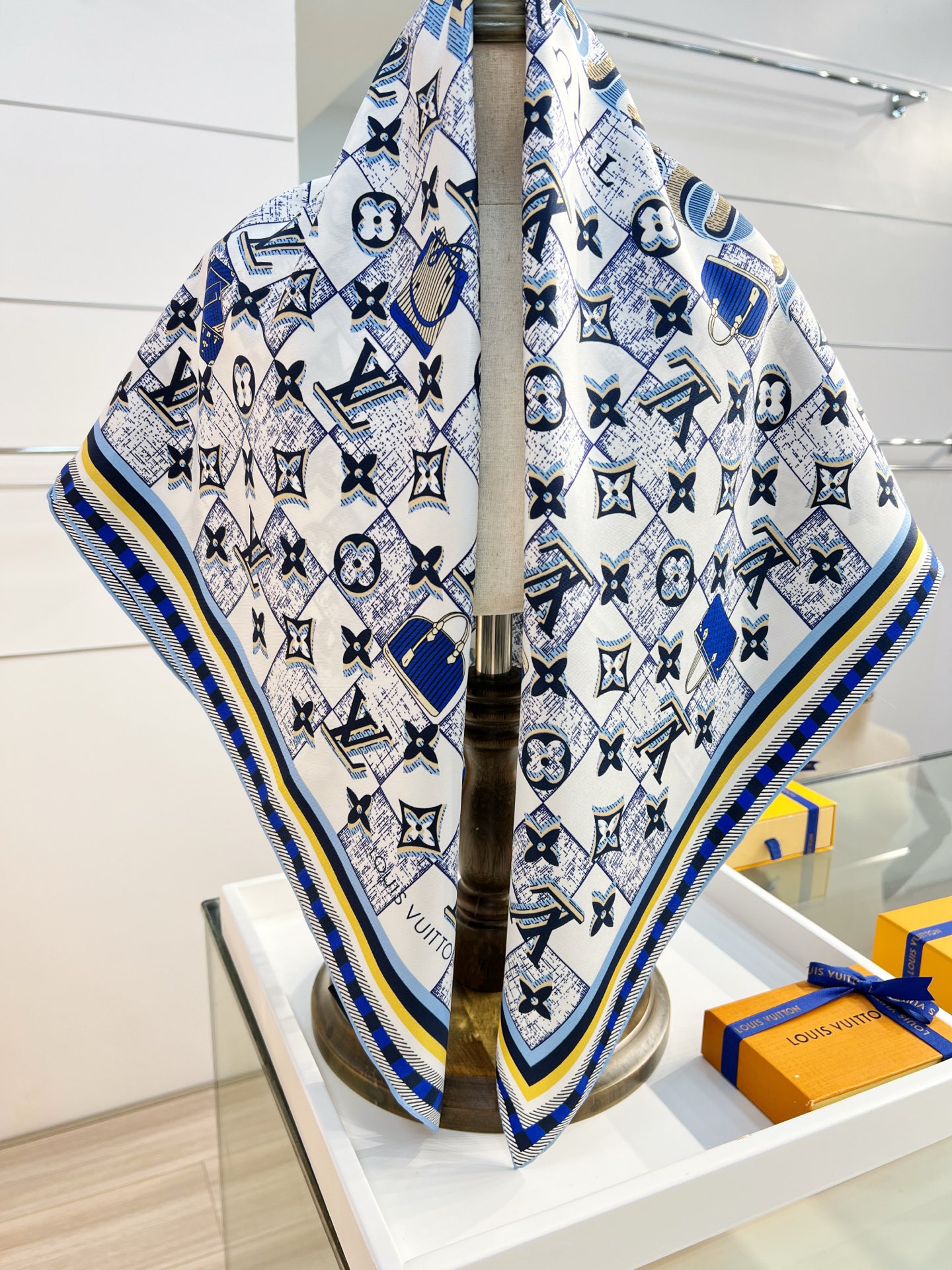 Louis Vuitton Damiergram 桑蚕丝方巾歌颂旅行之美 以创意笔触展现路易威登历史底蕴 可轻松点亮日常造型