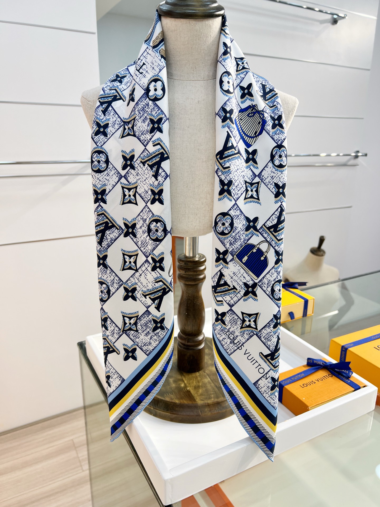 Louis Vuitton Damiergram 桑蚕丝方巾歌颂旅行之美 以创意笔触展现路易威登历史底蕴 可轻松点亮日常造型