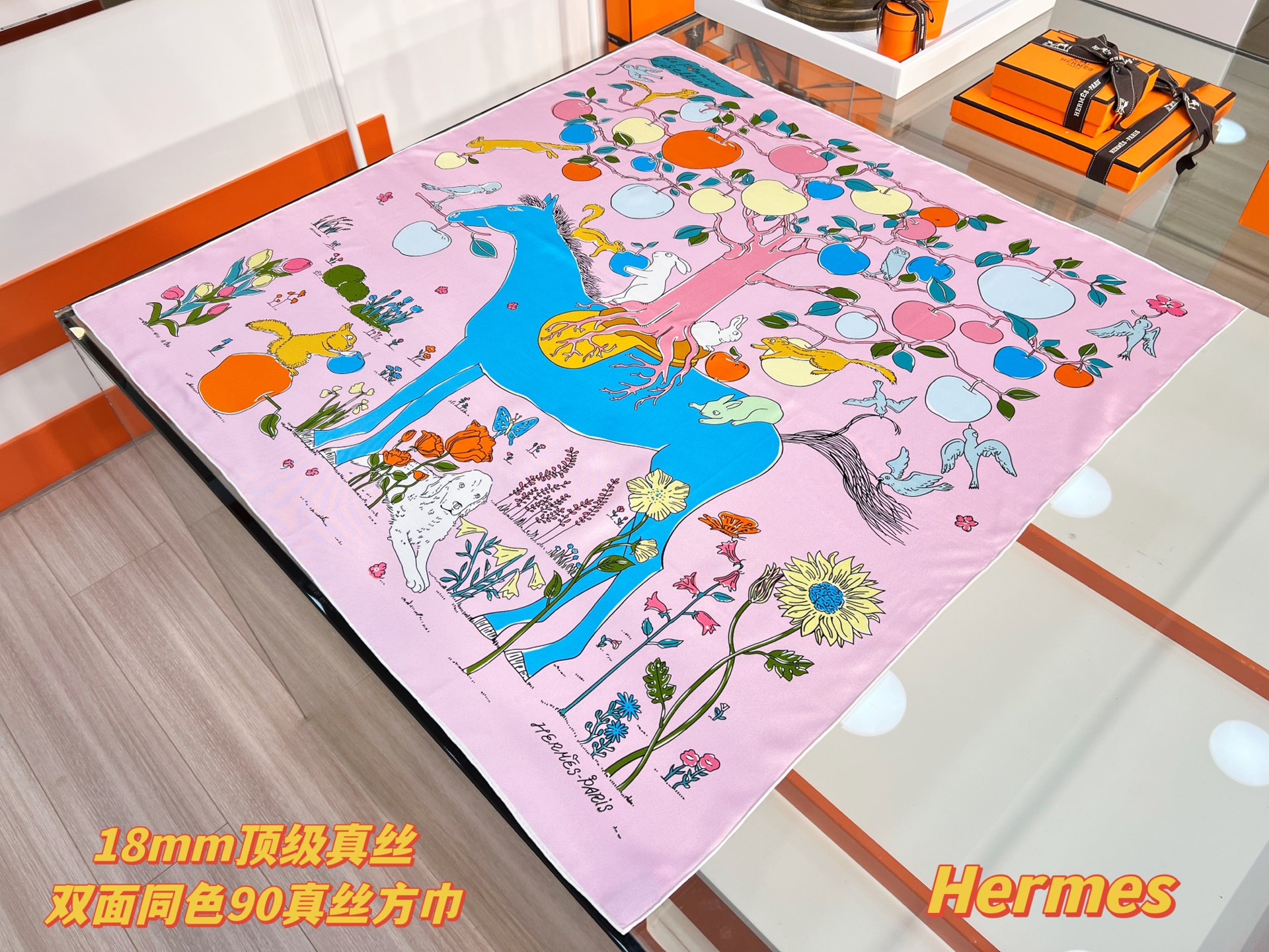 Hermès 这款爱马仕的 单品展现强大而迷人的女性魅力精髓。此90方巾推陈出新，诠释无限的情感和自由，以别样方式书写个性叙事