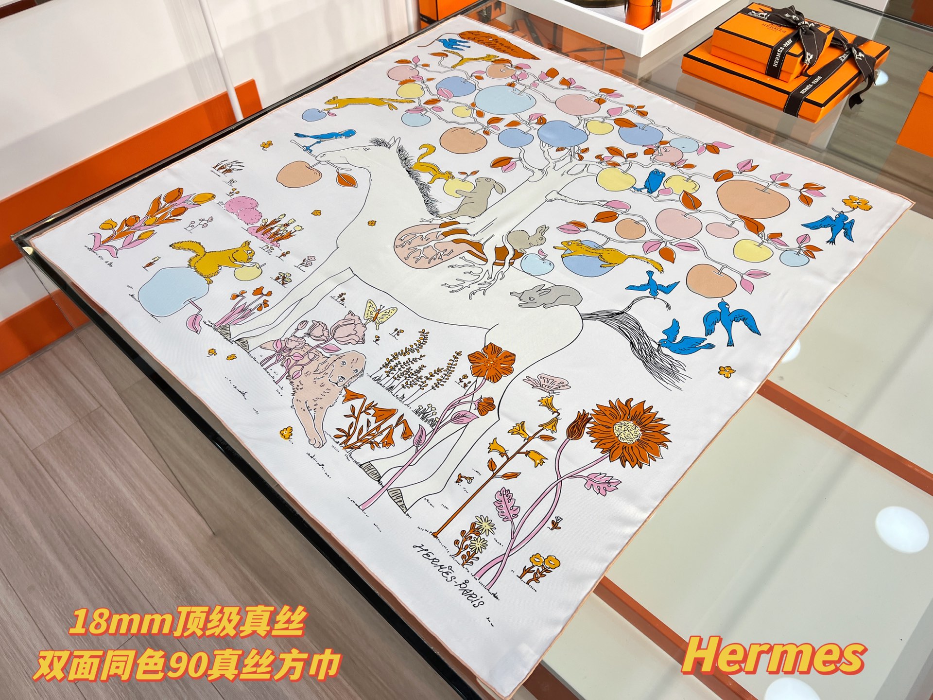 Hermès 这款爱马仕的 单品展现强大而迷人的女性魅力精髓。此90方巾推陈出新，诠释无限的情感和自由，以别样方式书写个性叙事