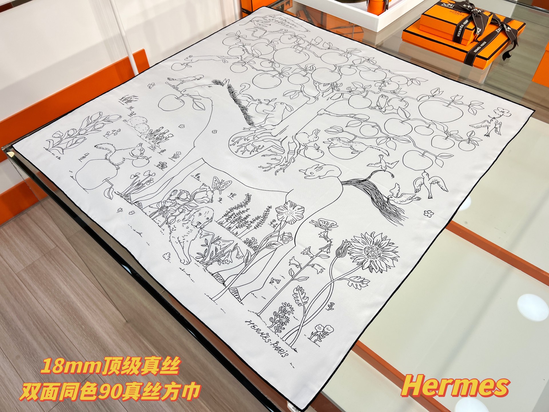 Hermès 这款爱马仕的 单品展现强大而迷人的女性魅力精髓。此90方巾推陈出新，诠释无限的情感和自由，以别样方式书写个性叙事