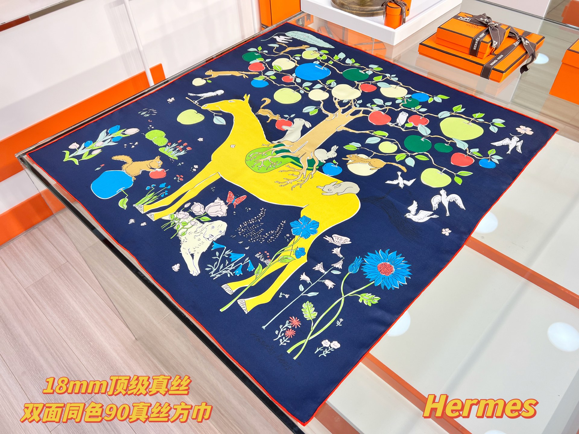 Hermès 这款爱马仕的 单品展现强大而迷人的女性魅力精髓。此90方巾推陈出新，诠释无限的情感和自由，以别样方式书写个性叙事
