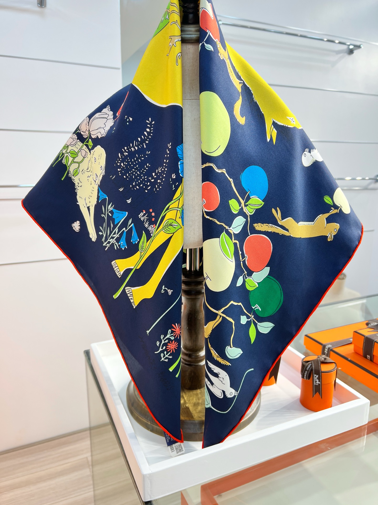Hermès 这款爱马仕的 单品展现强大而迷人的女性魅力精髓。此90方巾推陈出新，诠释无限的情感和自由，以别样方式书写个性叙事