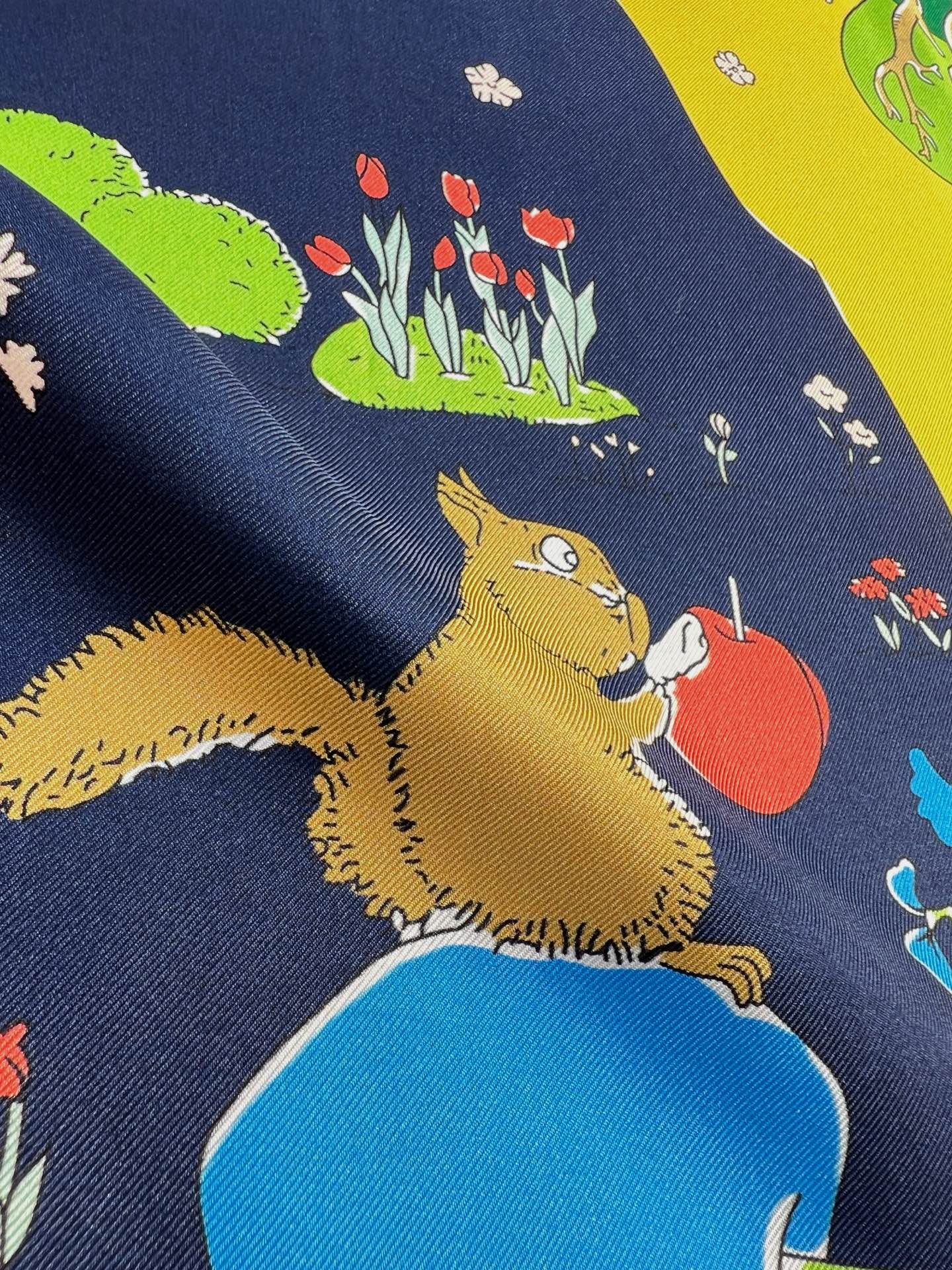 Hermès 这款爱马仕的 单品展现强大而迷人的女性魅力精髓。此90方巾推陈出新，诠释无限的情感和自由，以别样方式书写个性叙事