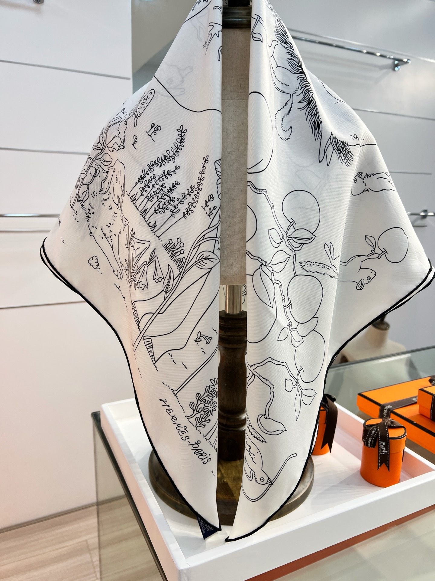 Hermès 这款爱马仕的 单品展现强大而迷人的女性魅力精髓。此90方巾推陈出新，诠释无限的情感和自由，以别样方式书写个性叙事