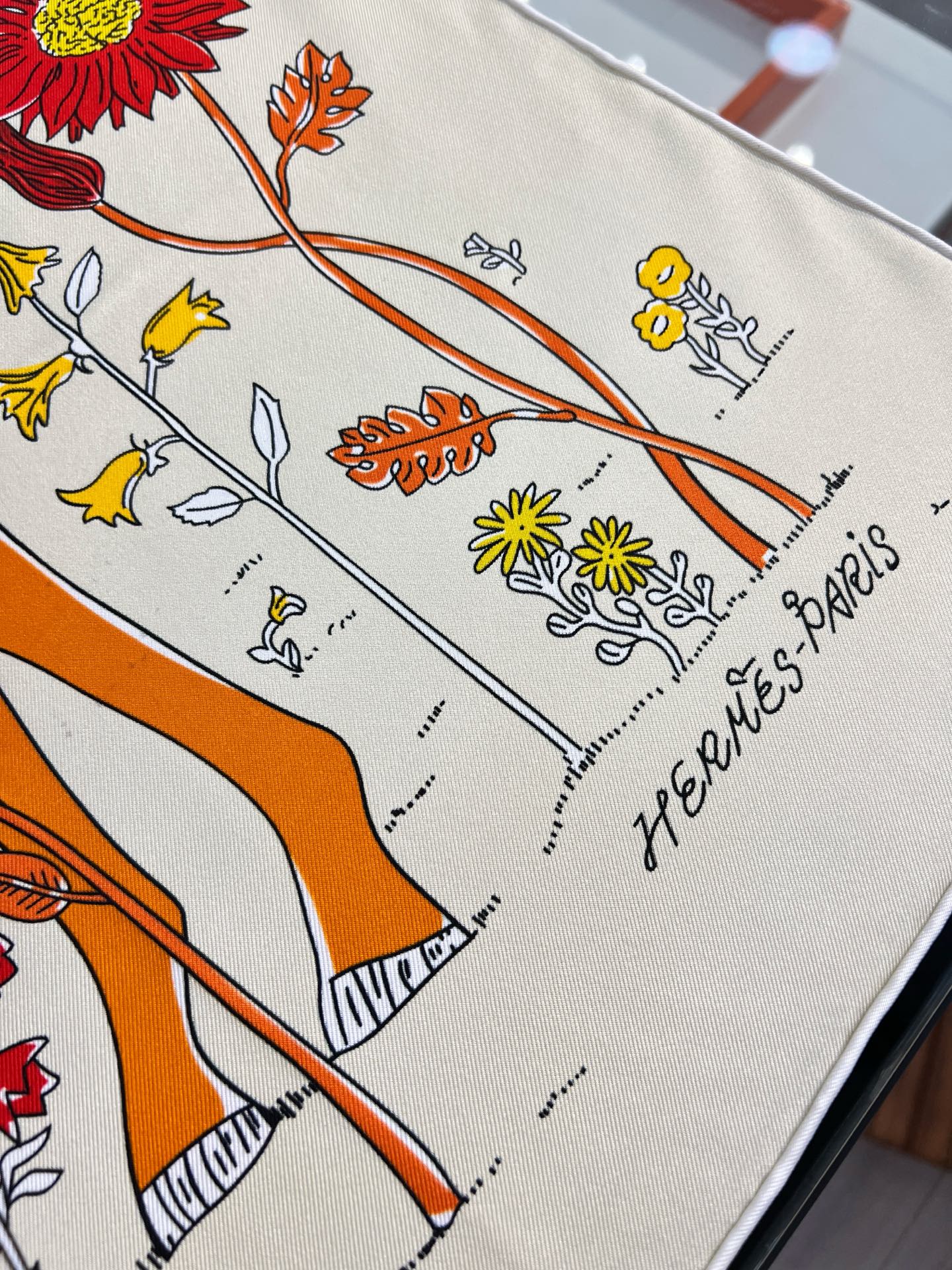 Hermès 这款爱马仕的 单品展现强大而迷人的女性魅力精髓。此90方巾推陈出新，诠释无限的情感和自由，以别样方式书写个性叙事