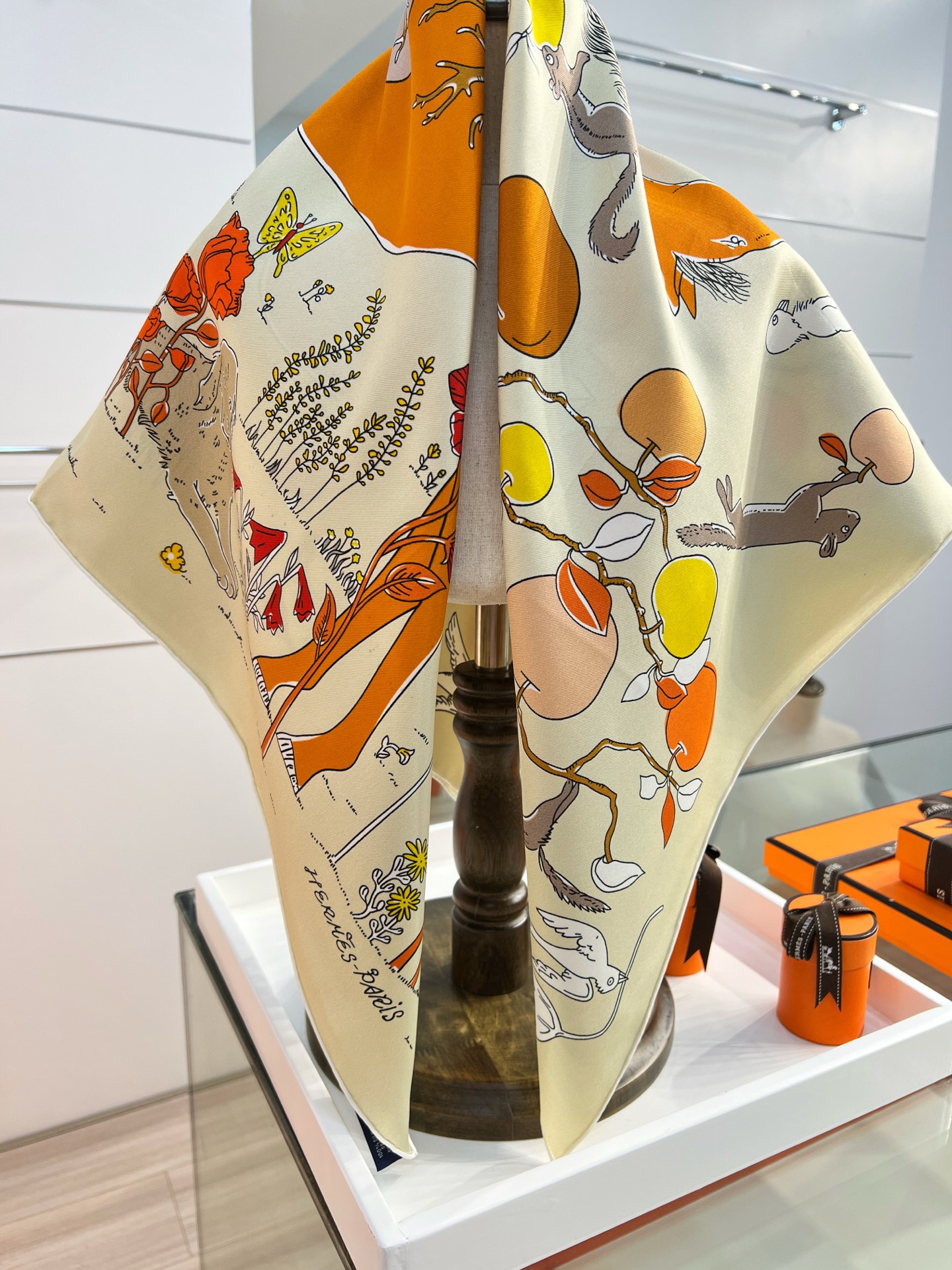 Hermès 这款爱马仕的 单品展现强大而迷人的女性魅力精髓。此90方巾推陈出新，诠释无限的情感和自由，以别样方式书写个性叙事