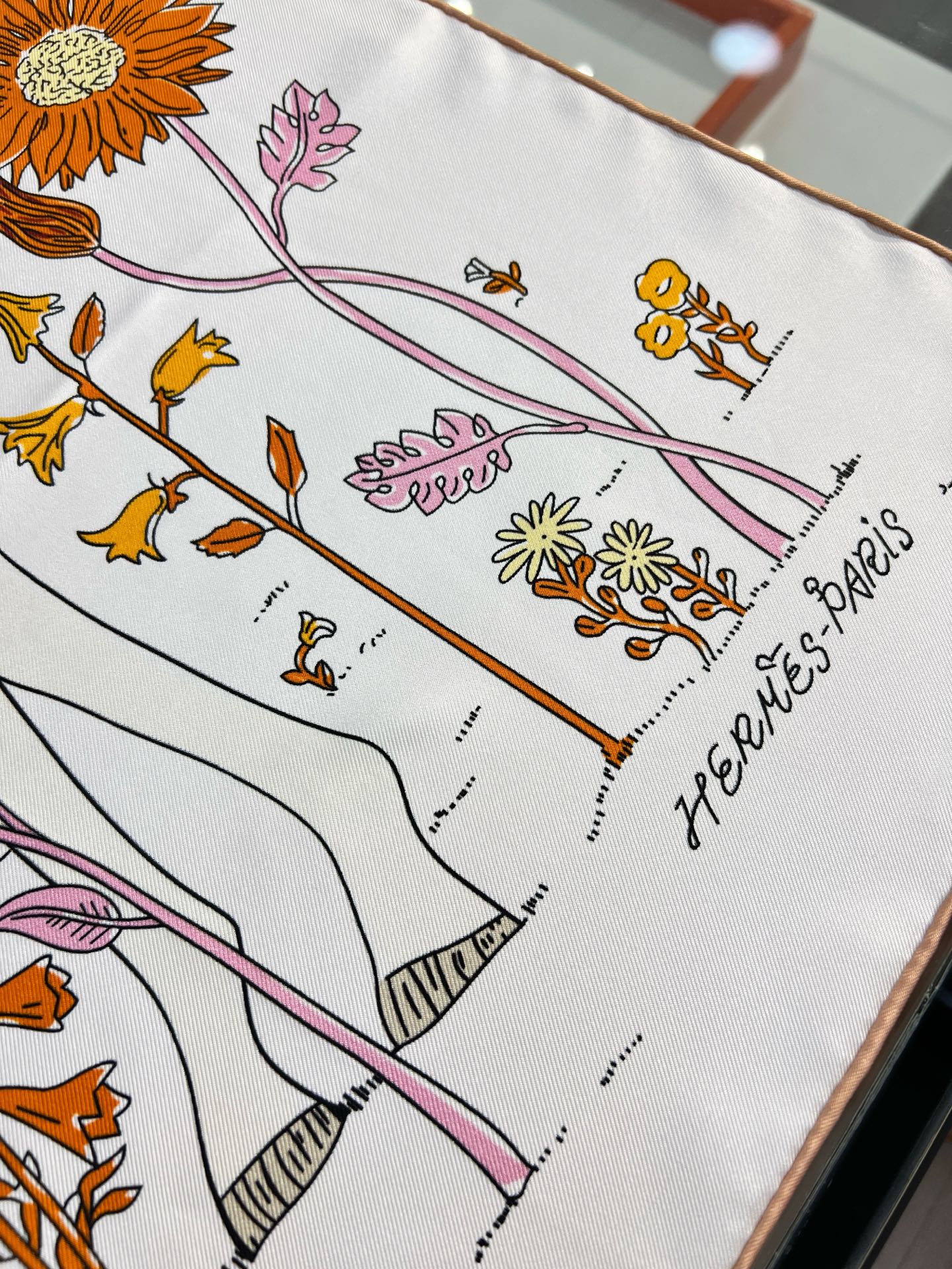 Hermès 这款爱马仕的 单品展现强大而迷人的女性魅力精髓。此90方巾推陈出新，诠释无限的情感和自由，以别样方式书写个性叙事