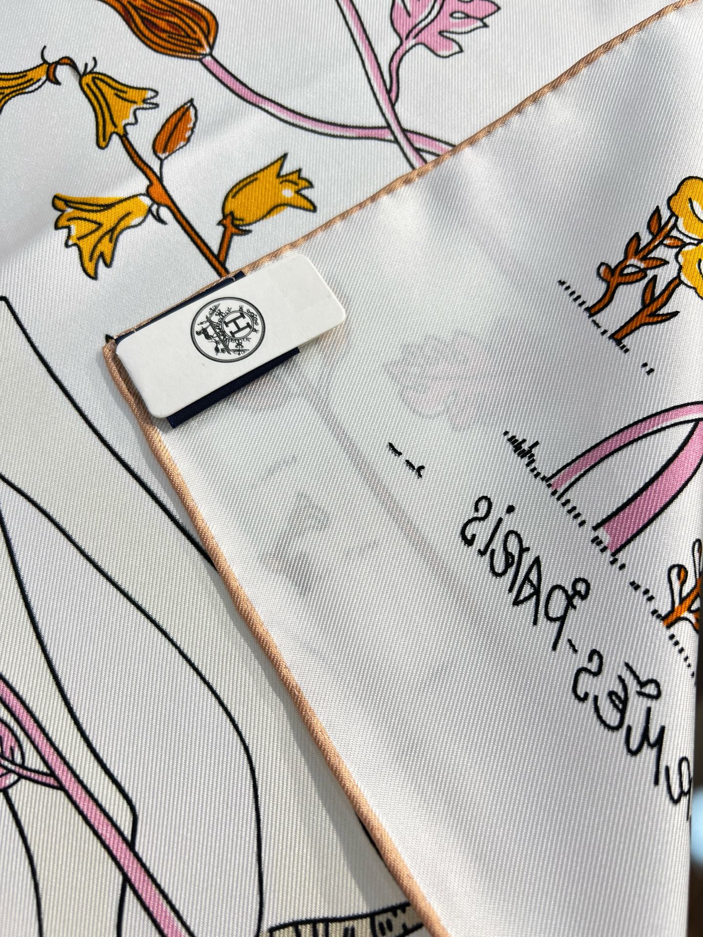 Hermès 这款爱马仕的 单品展现强大而迷人的女性魅力精髓。此90方巾推陈出新，诠释无限的情感和自由，以别样方式书写个性叙事
