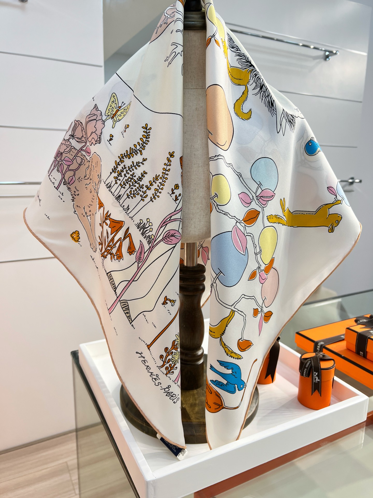 Hermès 这款爱马仕的 单品展现强大而迷人的女性魅力精髓。此90方巾推陈出新，诠释无限的情感和自由，以别样方式书写个性叙事