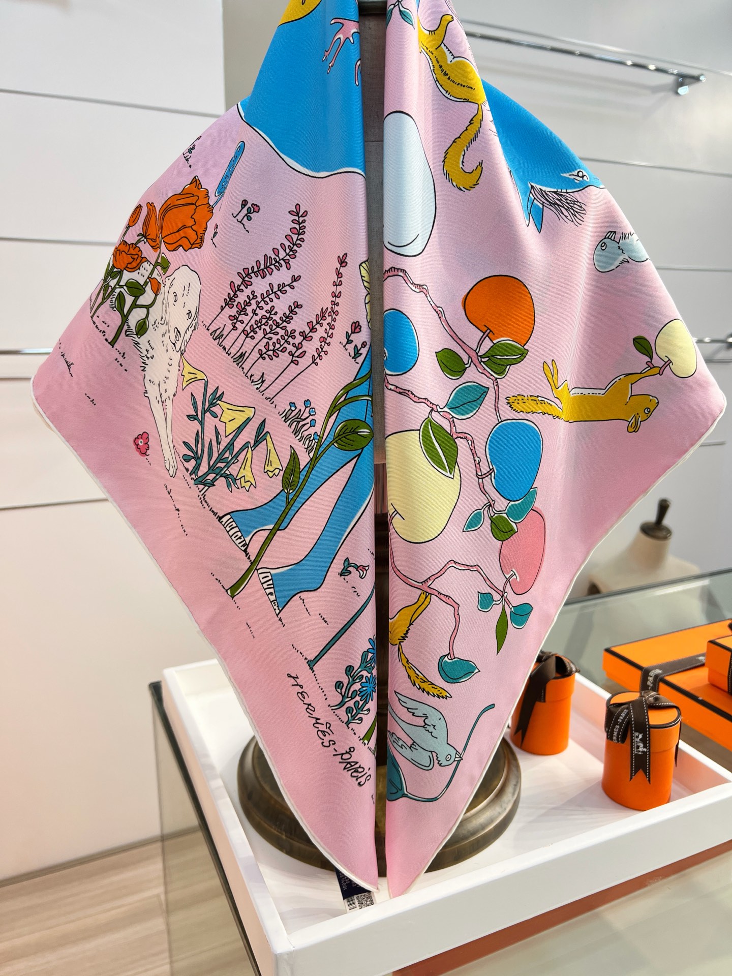 Hermès 这款爱马仕的 单品展现强大而迷人的女性魅力精髓。此90方巾推陈出新，诠释无限的情感和自由，以别样方式书写个性叙事