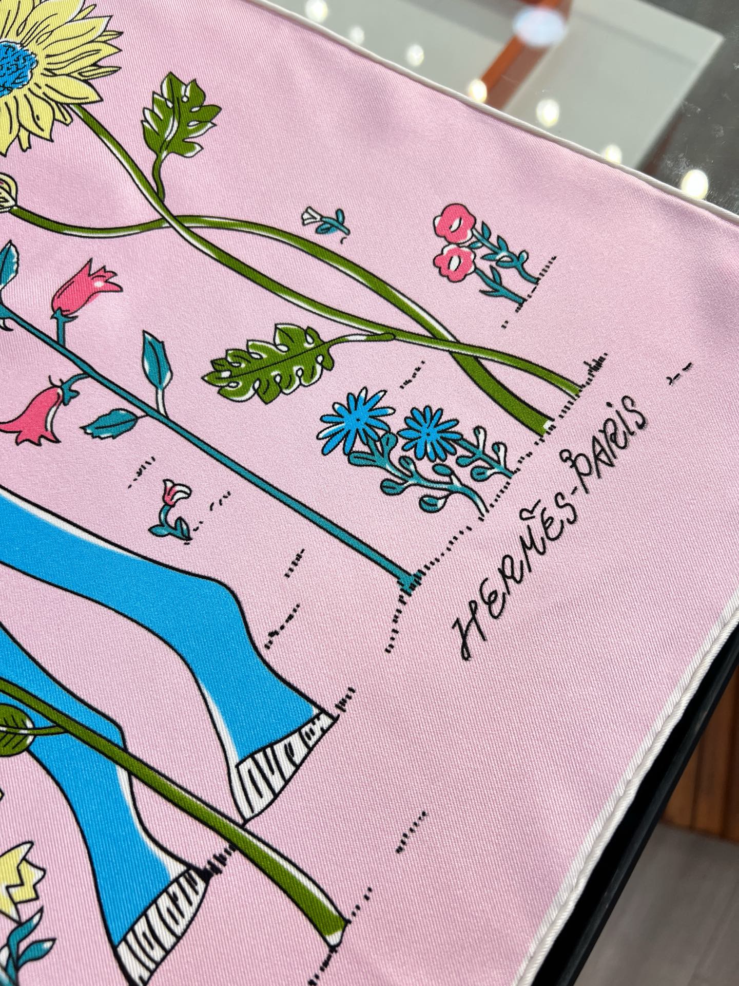 Hermès 这款爱马仕的 单品展现强大而迷人的女性魅力精髓。此90方巾推陈出新，诠释无限的情感和自由，以别样方式书写个性叙事