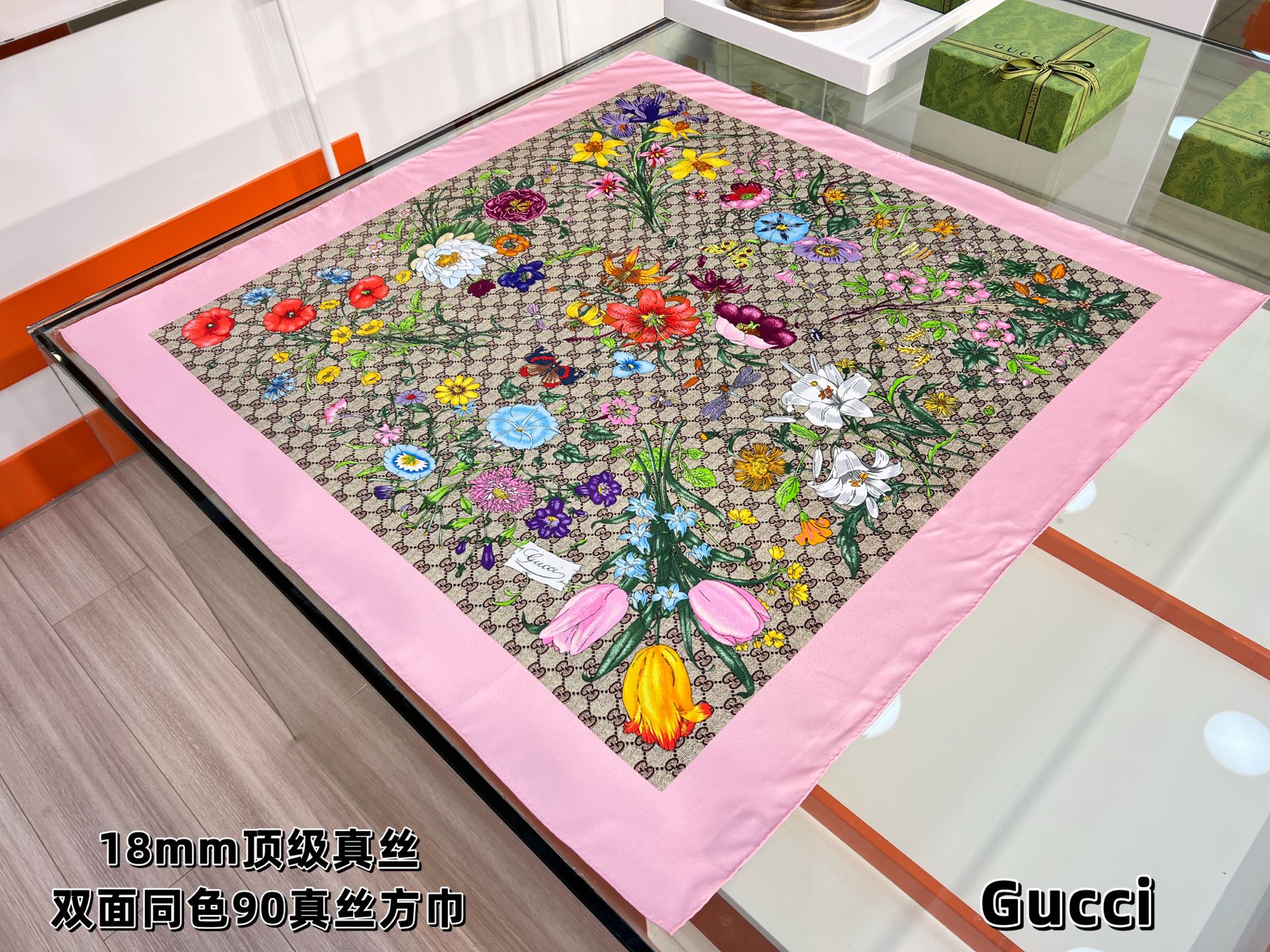 Gucci 这款桑蚕丝围巾是特别推出的淡雅色调系列单品之一 融合品牌两大 设计元素