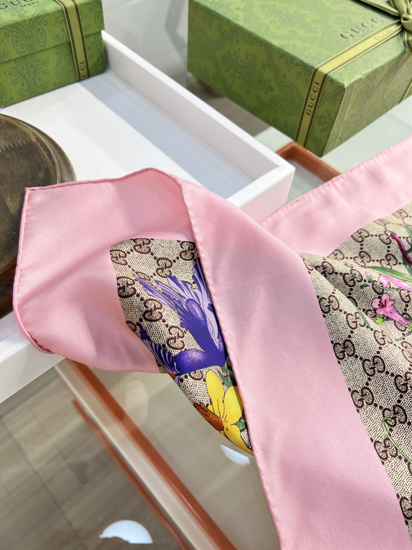 Gucci 这款桑蚕丝围巾是特别推出的淡雅色调系列单品之一 融合品牌两大 设计元素
