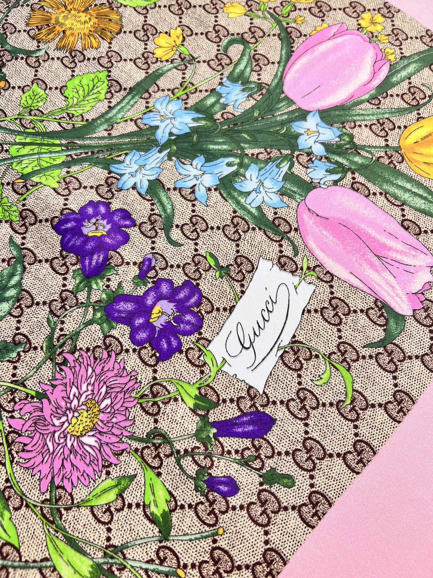 Gucci 这款桑蚕丝围巾是特别推出的淡雅色调系列单品之一 融合品牌两大 设计元素