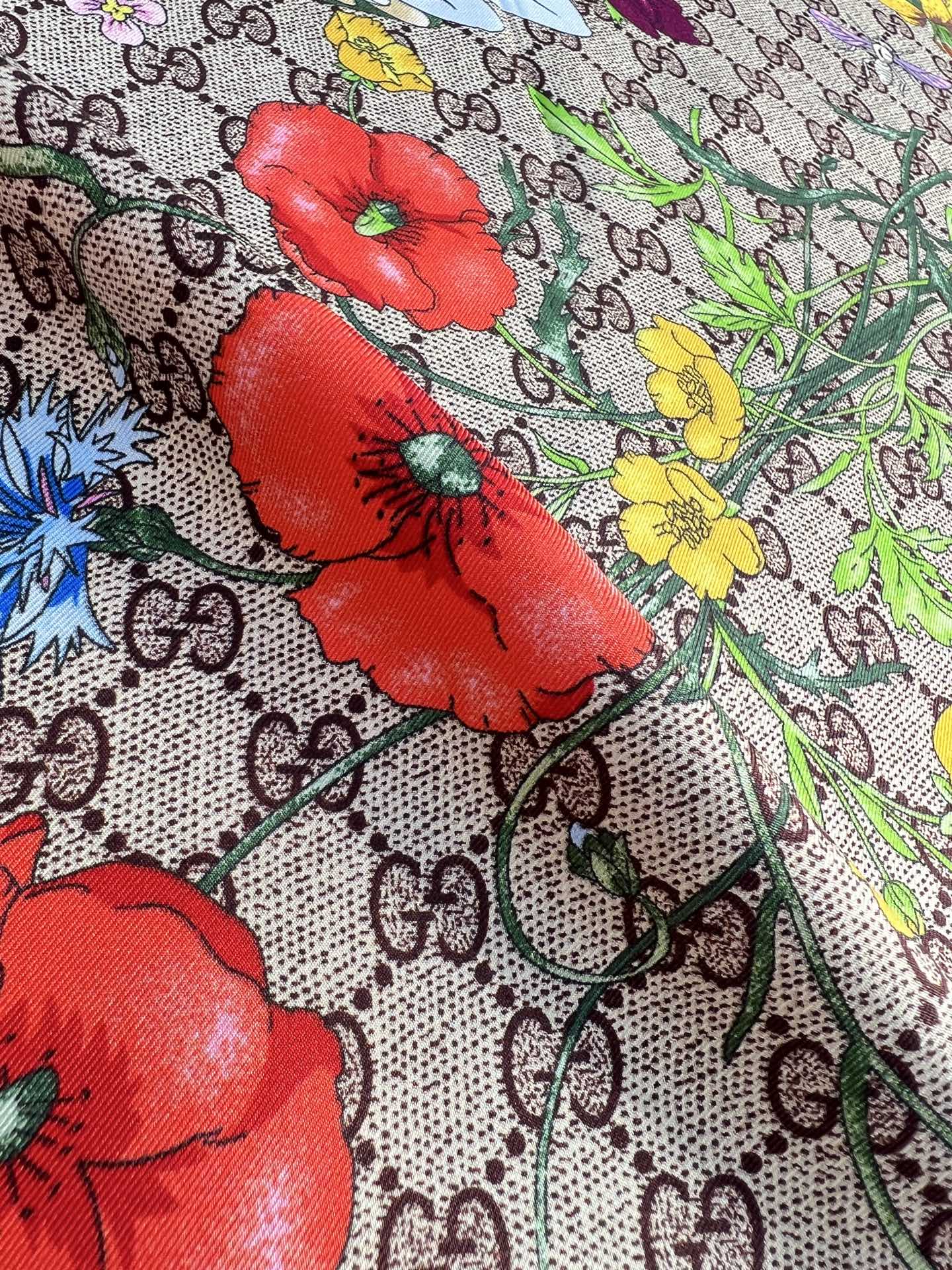 Gucci 这款桑蚕丝围巾是特别推出的淡雅色调系列单品之一 融合品牌两大 设计元素