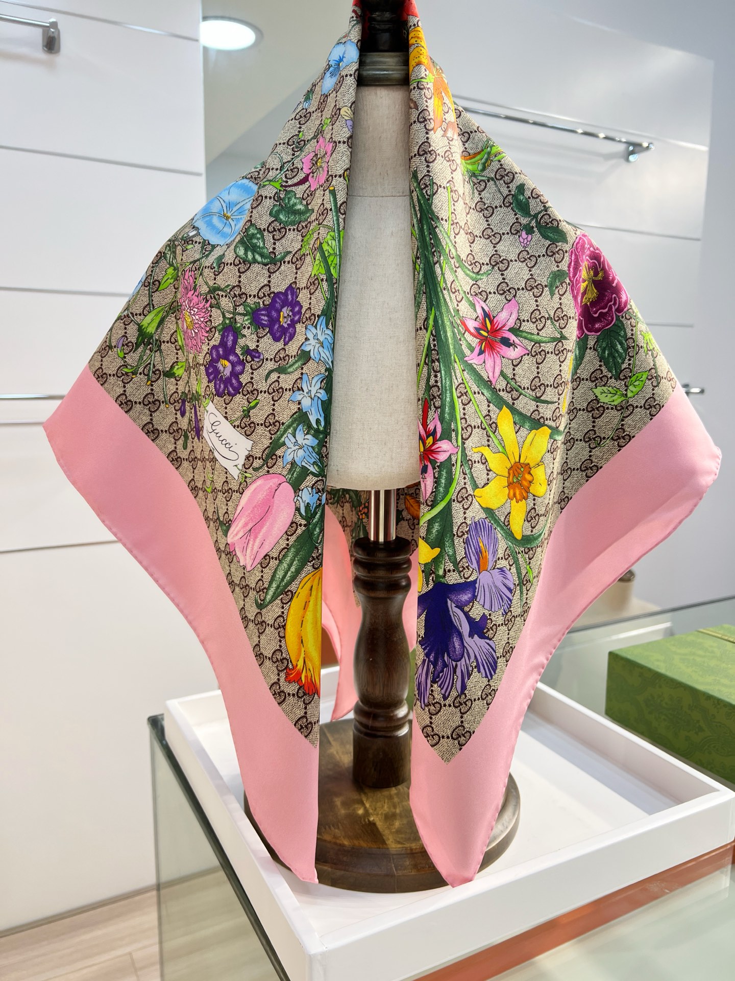 Gucci 这款桑蚕丝围巾是特别推出的淡雅色调系列单品之一 融合品牌两大 设计元素