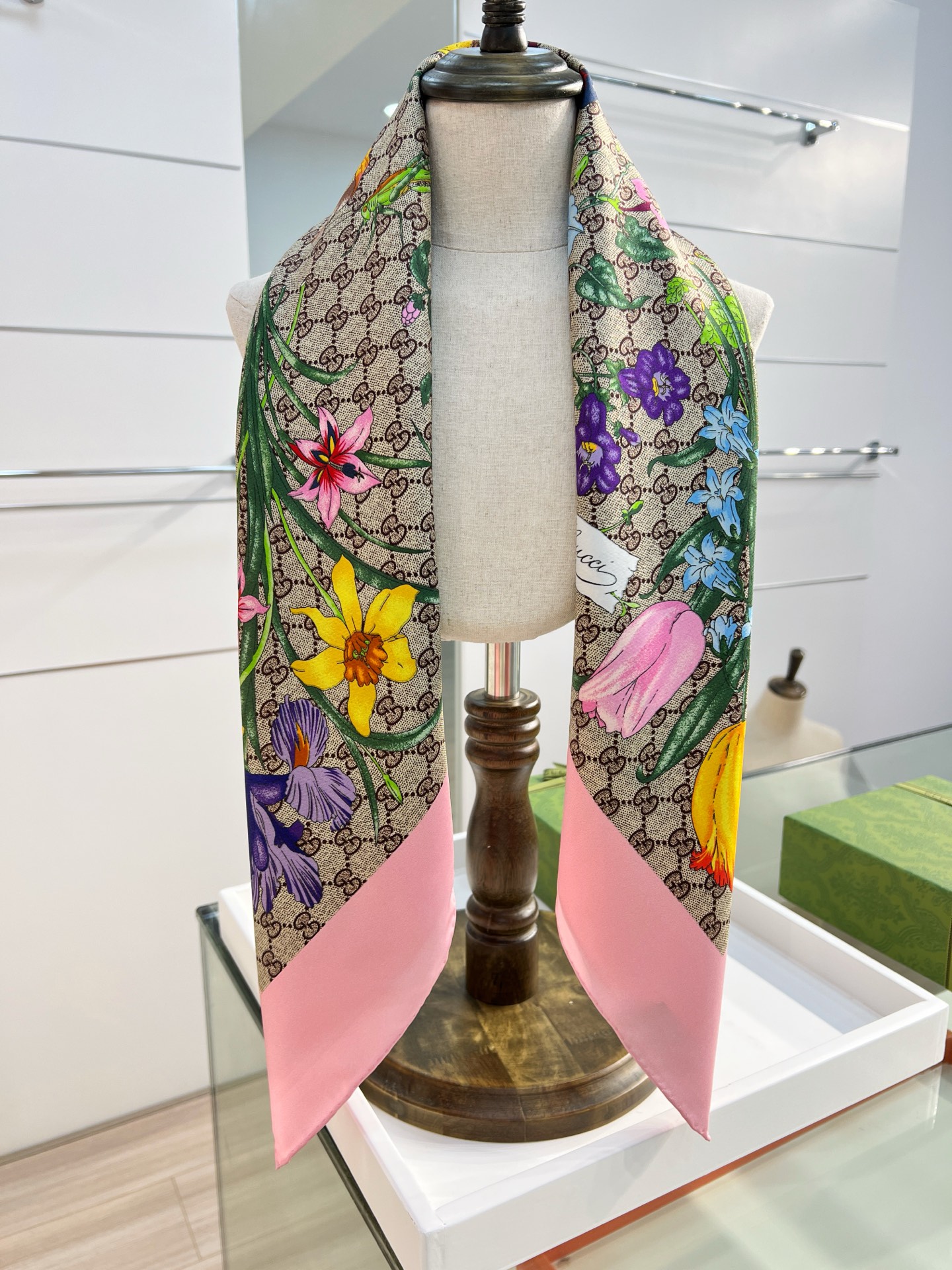 Gucci 这款桑蚕丝围巾是特别推出的淡雅色调系列单品之一 融合品牌两大 设计元素