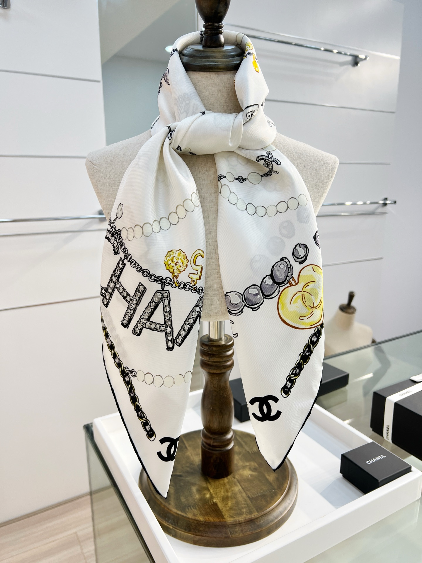 Chanel ~26新品～90双面真丝