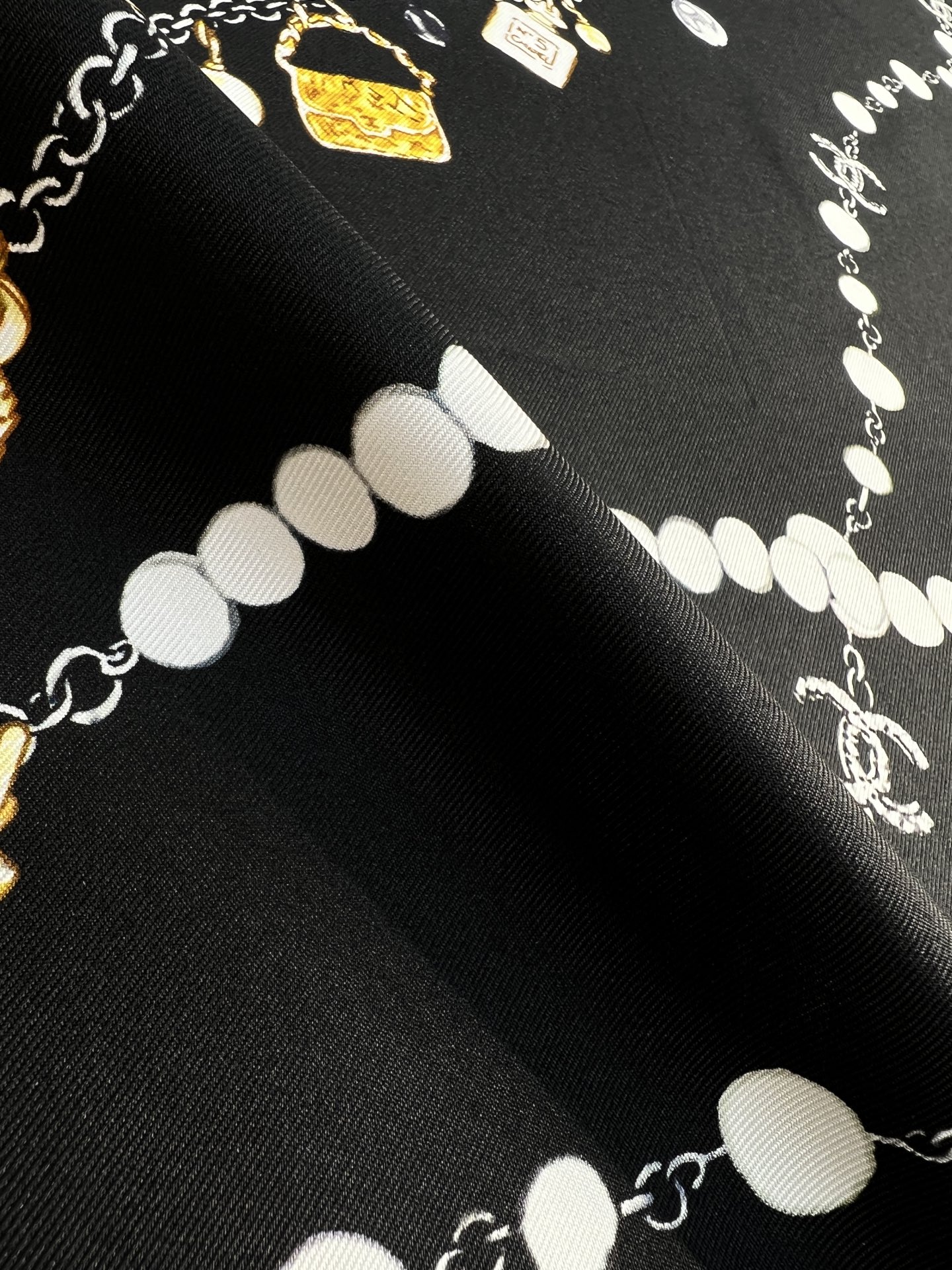 Chanel ~26新品～90双面真丝