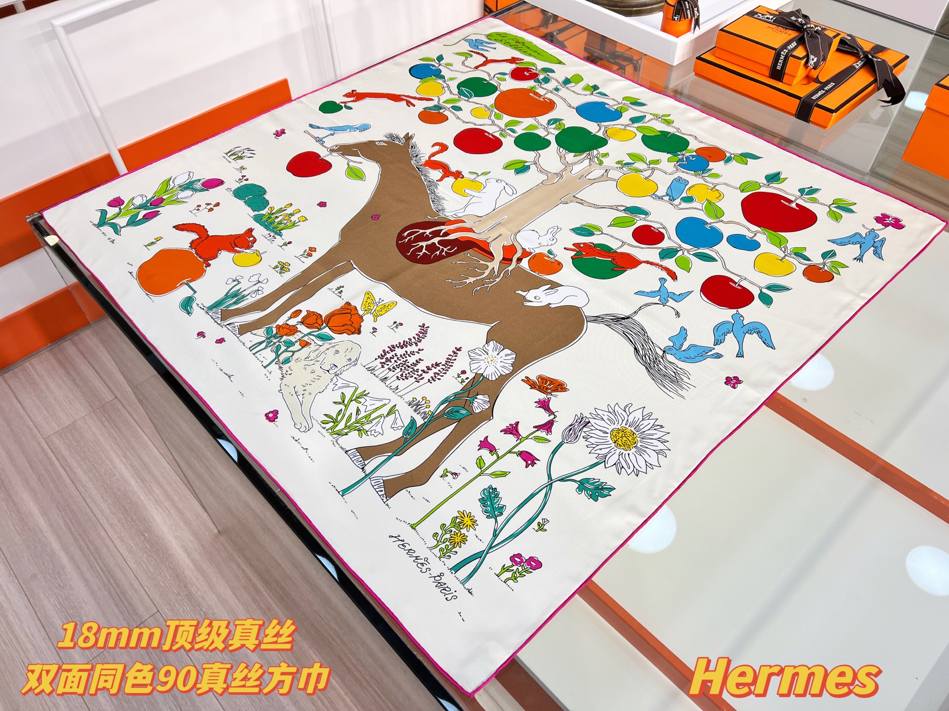 Hermès 这款爱马仕的 单品展现强大而迷人的女性魅力精髓。此90方巾推陈出新，诠释无限的情感和自由，以别样方式书写个性叙事