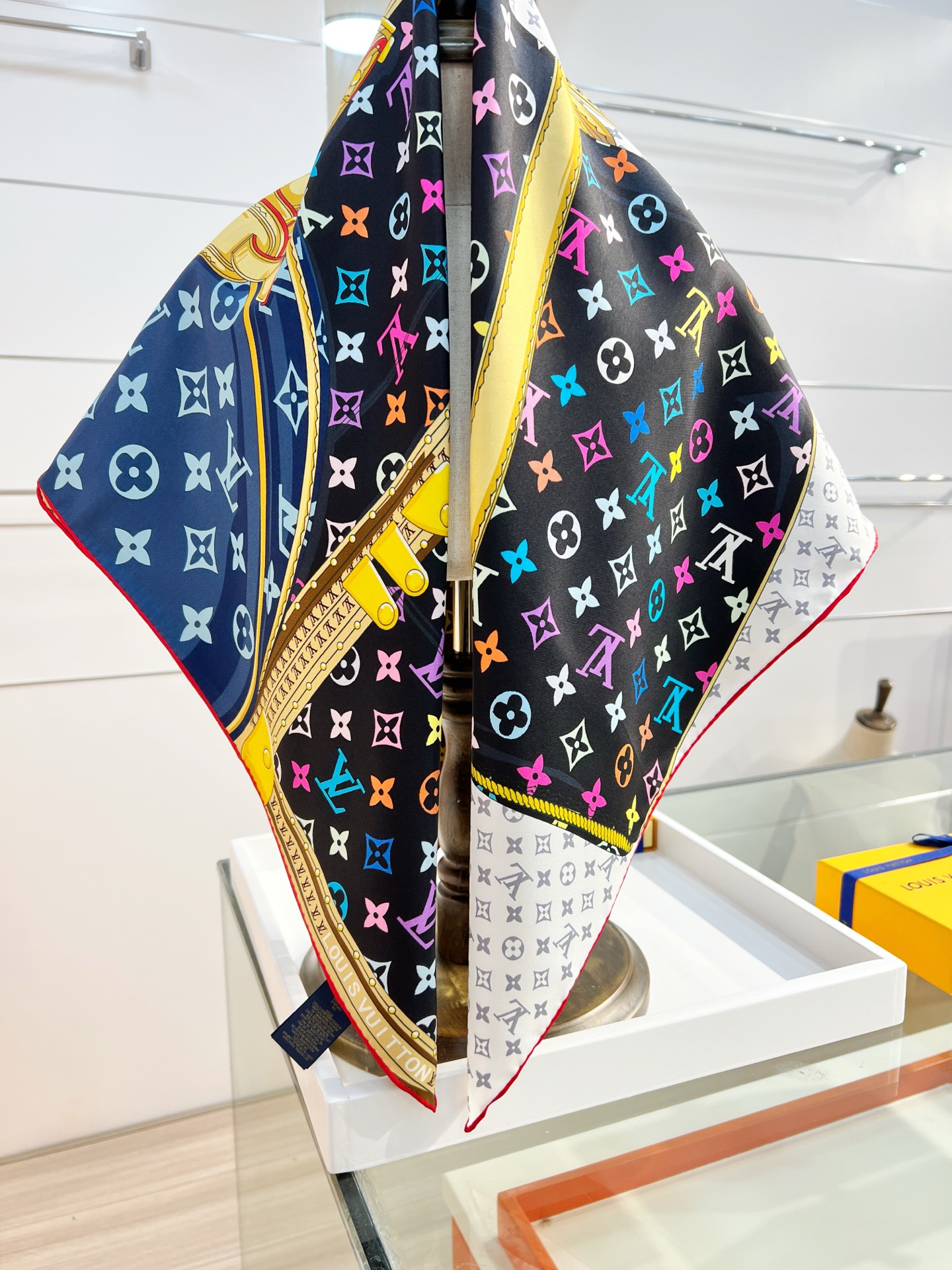 LV X TM MONOGRAMMULTICOLOR COLLECTORSQUARE 90方巾路易威登携