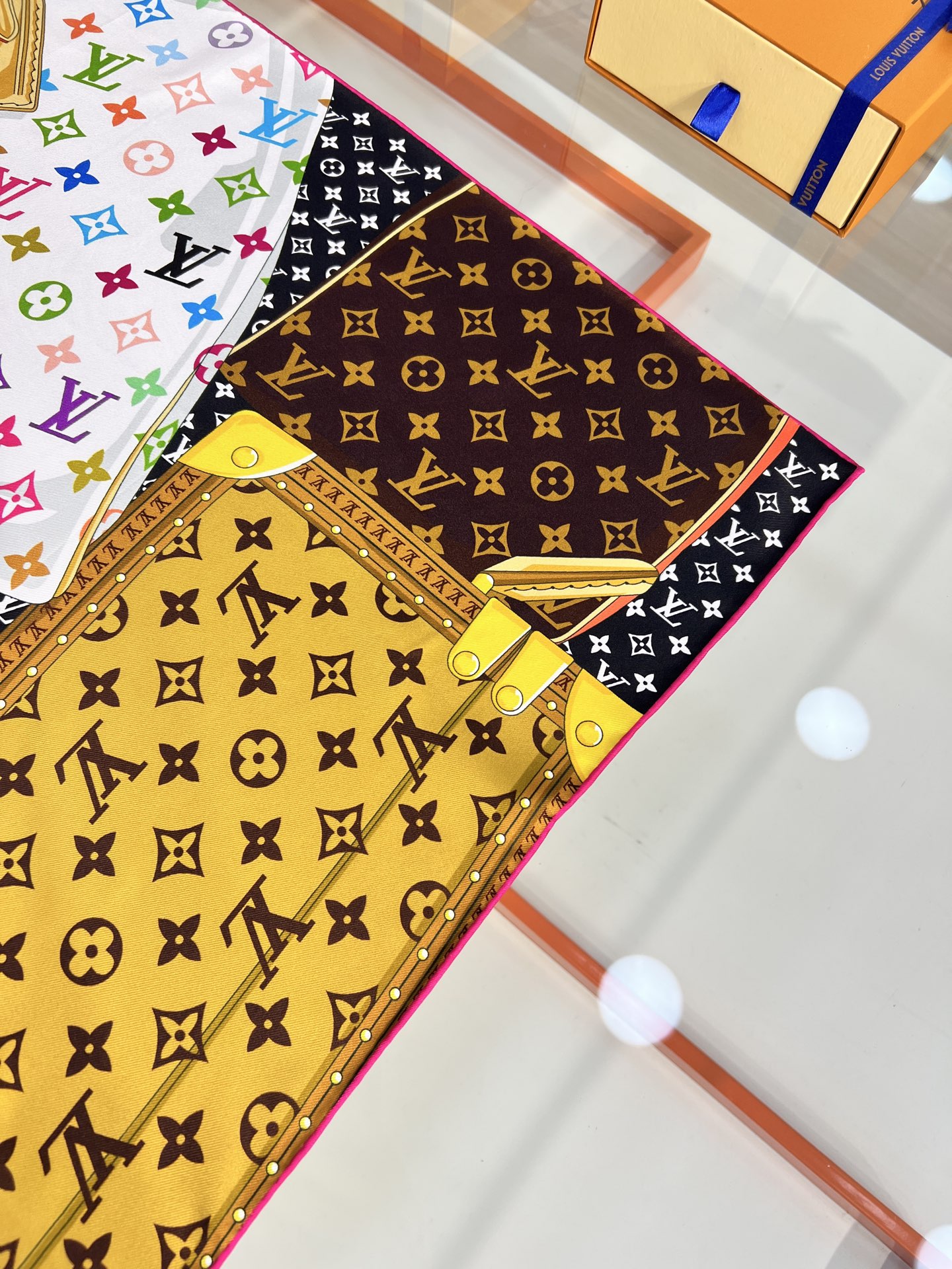 Louis Vuitton 路易威登携手日本艺术家村上隆 以瞩目风范诠释此款LV× TMMonogram Multicolor Collector Square 方巾