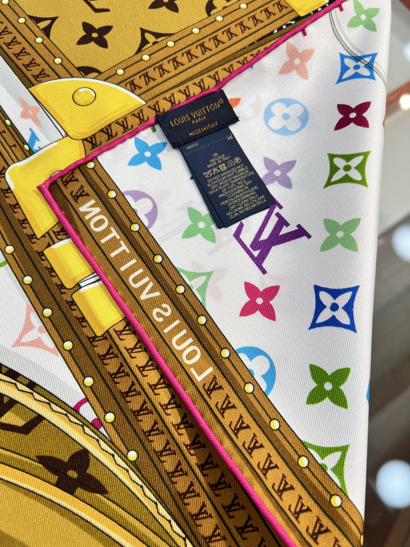 Louis Vuitton 路易威登携手日本艺术家村上隆 以瞩目风范诠释此款LV× TMMonogram Multicolor Collector Square 方巾