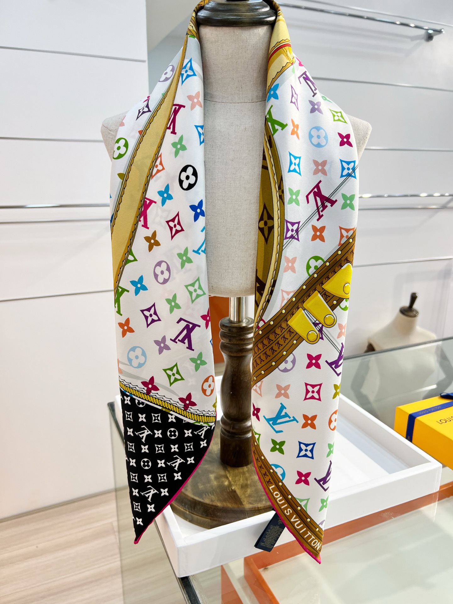 Louis Vuitton 路易威登携手日本艺术家村上隆 以瞩目风范诠释此款LV× TMMonogram Multicolor Collector Square 方巾