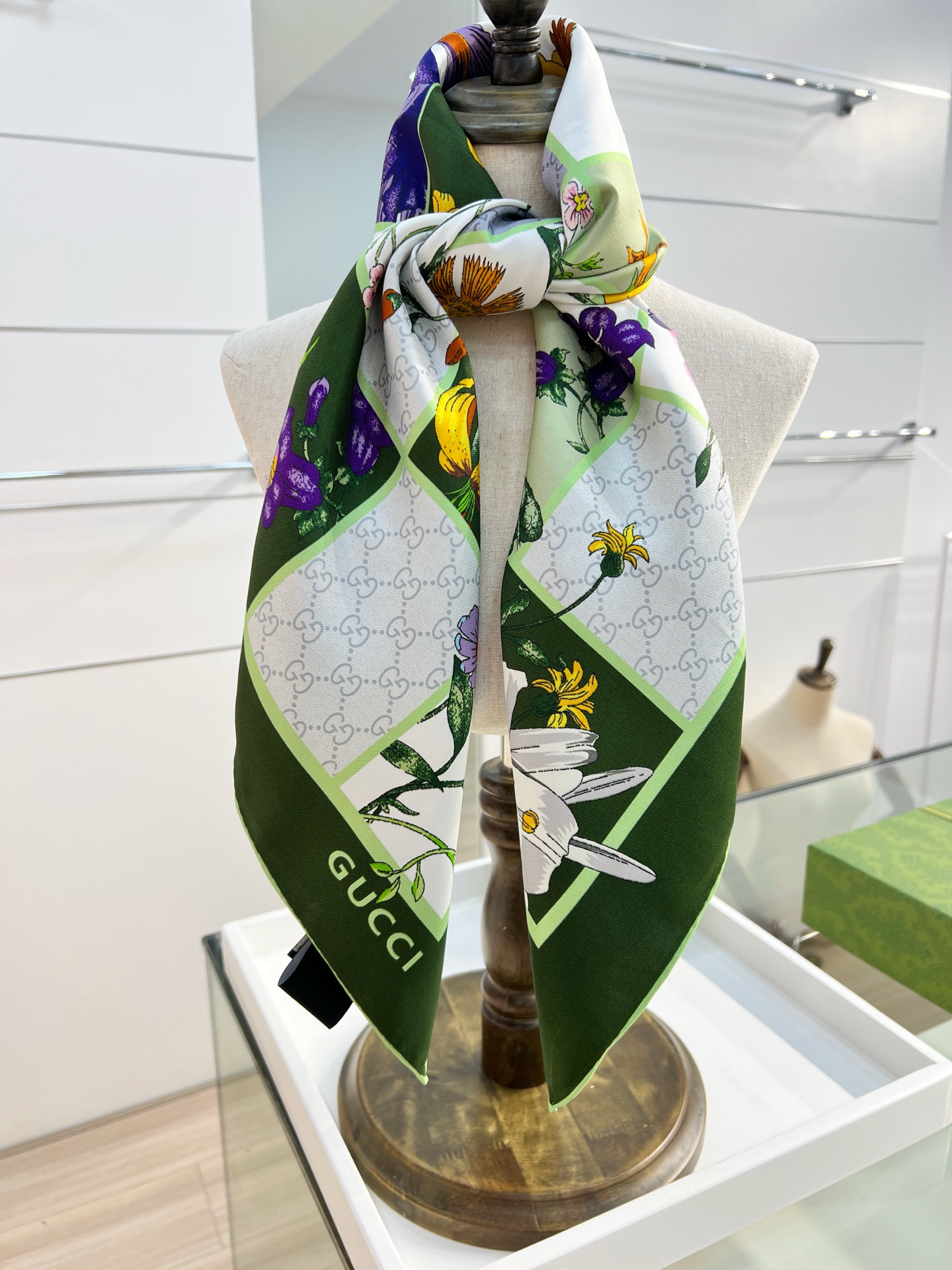 Gucci 印花桑蚕丝斜纹方巾