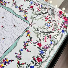 Dioramour 印花方巾90 厘米蓝色桑蚕丝斜纹面料多色 Revolution Flowers 图案 Dioramour 印花方巾90 厘米蓝色桑蚕丝斜纹面料多色 Revolution Flowers 图案