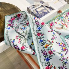 Dioramour 印花方巾90 厘米蓝色桑蚕丝斜纹面料多色 Revolution Flowers 图案 Dioramour 印花方巾90 厘米蓝色桑蚕丝斜纹面料多色 Revolution Flowers 图案