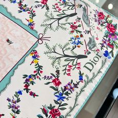 Dioramour 印花方巾90 厘米粉色桑蚕丝斜纹面料多色 Revolution Flowers 图案 Dioramour 印花方巾90 厘米粉色桑蚕丝斜纹面料多色 Revolution Flowers 图案