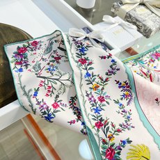 Dioramour 印花方巾90 厘米粉色桑蚕丝斜纹面料多色 Revolution Flowers 图案 Dioramour 印花方巾90 厘米粉色桑蚕丝斜纹面料多色 Revolution Flowers 图案