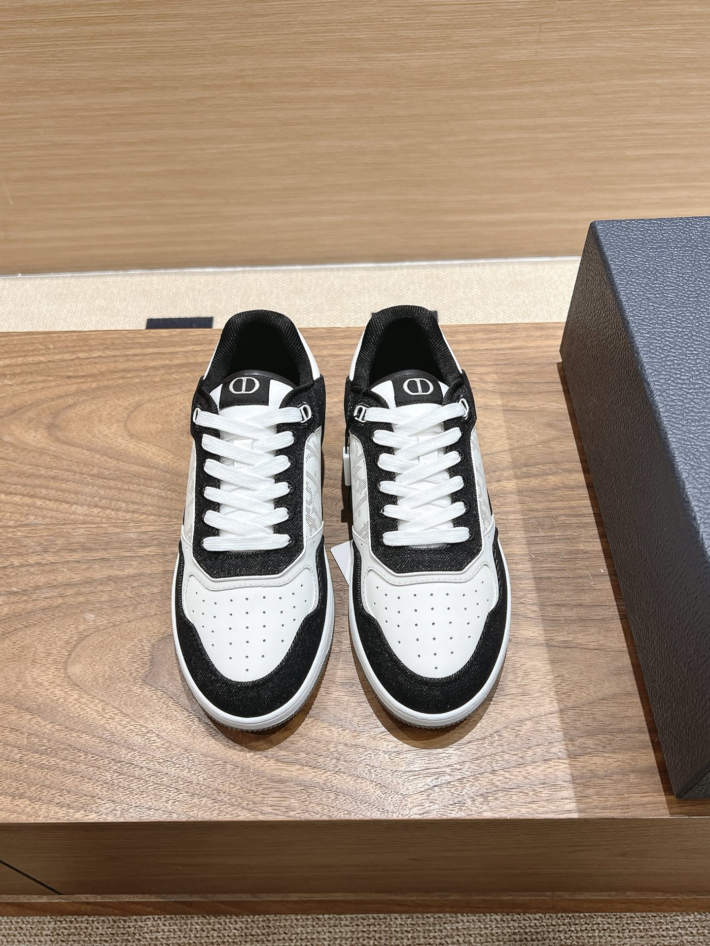 NO:730646,.Dior B27 Uptown low-top sneakers (with original airplane box) The original developed top version. Just compare with the market products. B27 Putown sneakers are a new classic item launched by Dior. The upper is made of original imported cowhide + embossing process. The lining is imported technical fabric + cowhide. The code number is 39-44. The special code number is 38/45 customization, dior, sneakers, cowhide19860909.Dior B27Uptown低帮运动鞋（配原版飞机盒） 原版开发顶级版本.随便对比市场货 B27 Putown运动鞋是Dior全新推出的一款经典单品 鞋面采用原版进口牛皮+压花工艺 内里进口科技面料+牛皮 码数39-44.特殊码数38/45定制,,dior,sneakers,cowhide,Men's shoes