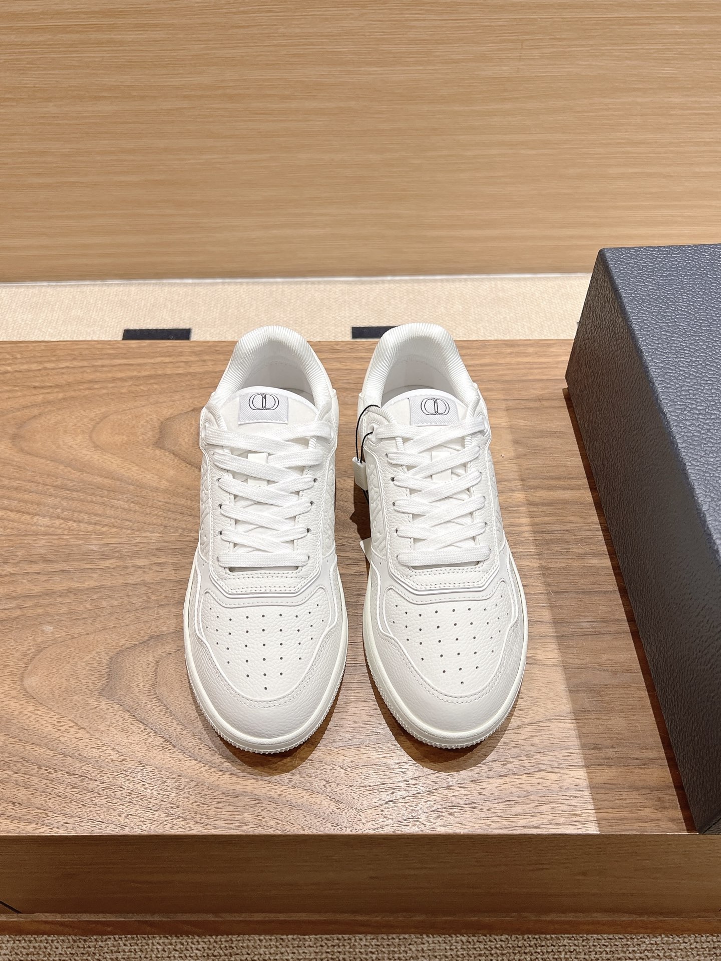 NO:730651,.Dior B27 Uptown low-top sneakers (with original airplane box) The original developed top version. Just compare with the market products. B27 Putown sneakers are a new classic item launched by Dior. The upper is made of original imported cowhide + embossing process. The lining is imported technical fabric + cowhide. The code number is 35-44. The special code number is 38/45 customization, dior, sneakers, cowhide19860909.Dior B27Uptown低帮运动鞋（配原版飞机盒） 原版开发顶级版本.随便对比市场货 B27 Putown运动鞋是Dior全新推出的一款经典单品 鞋面采用原版进口牛皮+压花工艺 内里进口科技面料+牛皮 码数35-44.特殊码数38/45定制,,dior,sneakers,cowhide,Men's shoes