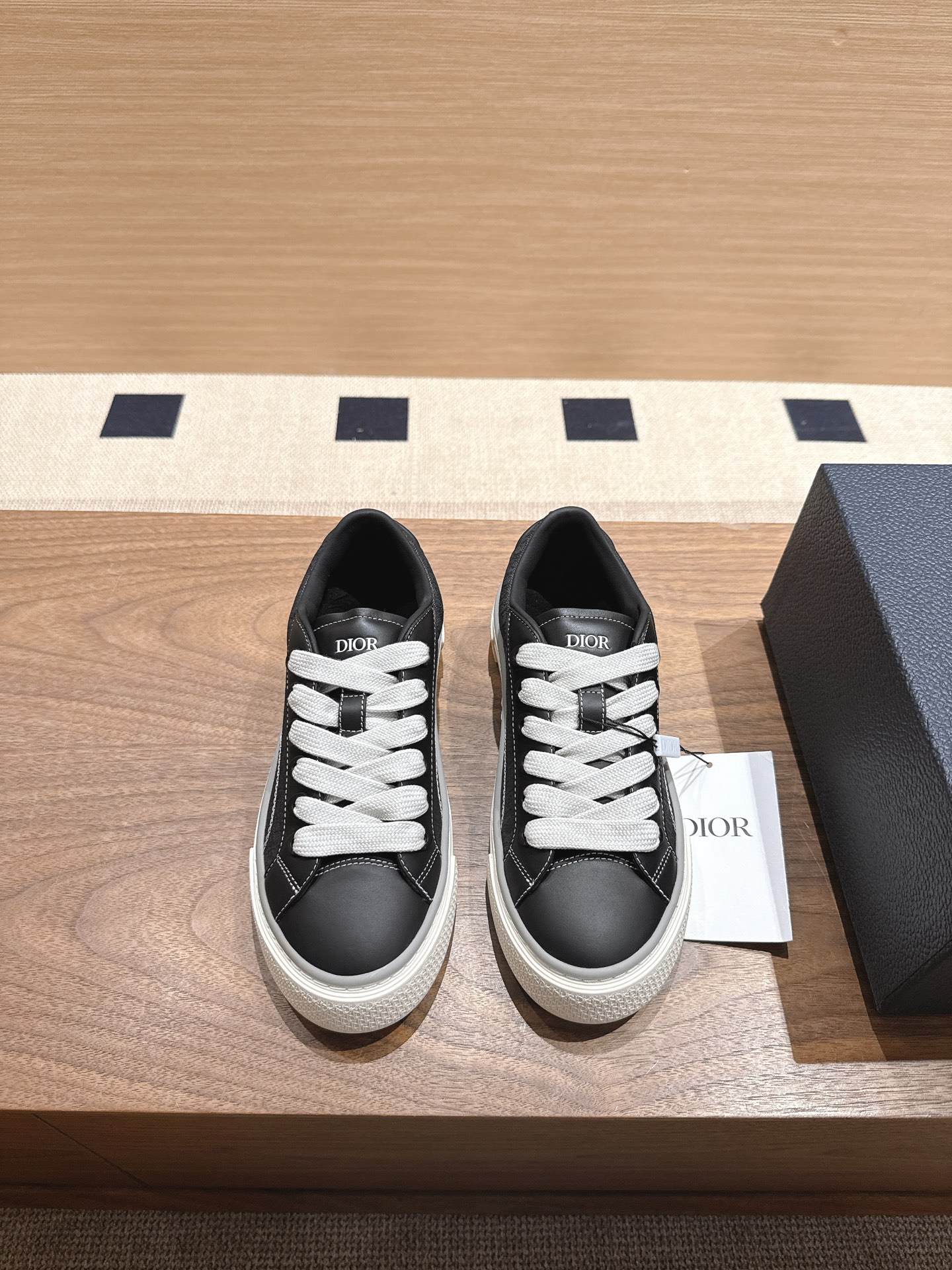 NO:730662,In stock. Limited edition B33-Spin sneakers. Purchasing level (not ordinary goods in the market). This B33spin sneakers are made of imported grain cowhide/nubuck leather/technical fabrics, sheepskin lining, and original zp airplane box packaging. Men's models 39-45, sneakers, cowhide, sheepskin.19860909现货.B33-Spin运动鞋限量款 代购级别（不是市场普通货） 这款B33spin运动鞋采用进口粒面牛皮/磨砂皮/科技面料 里料羊皮 配原版zp飞机盒包装 男款39-45,,sneakers,cowhide,sheepskin,Men's shoes