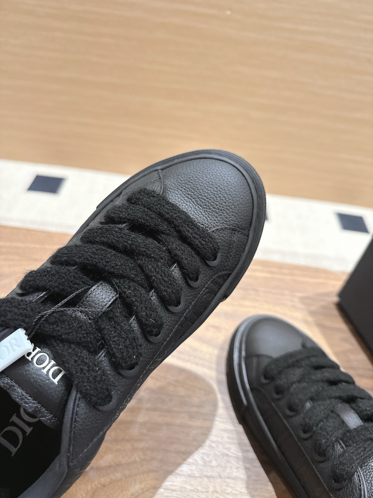 实拍版本◾️厂价💰580 拒绝混卖❌（朋友圈附原版对比图）B33-Spin运动鞋限量款
代购级别。
这款B33spin运动鞋采用进口粒面牛皮/磨砂皮/科技面料
里料：羊皮
配原版zp飞机盒包装📦
男款：39-45