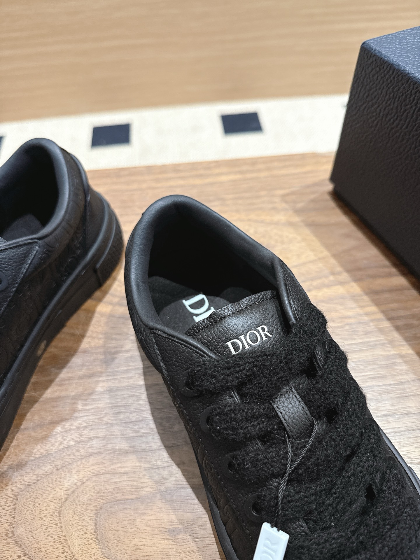 实拍版本◾️厂价💰580 拒绝混卖❌（朋友圈附原版对比图）B33-Spin运动鞋限量款
代购级别。
这款B33spin运动鞋采用进口粒面牛皮/磨砂皮/科技面料
里料：羊皮
配原版zp飞机盒包装📦
男款：39-45