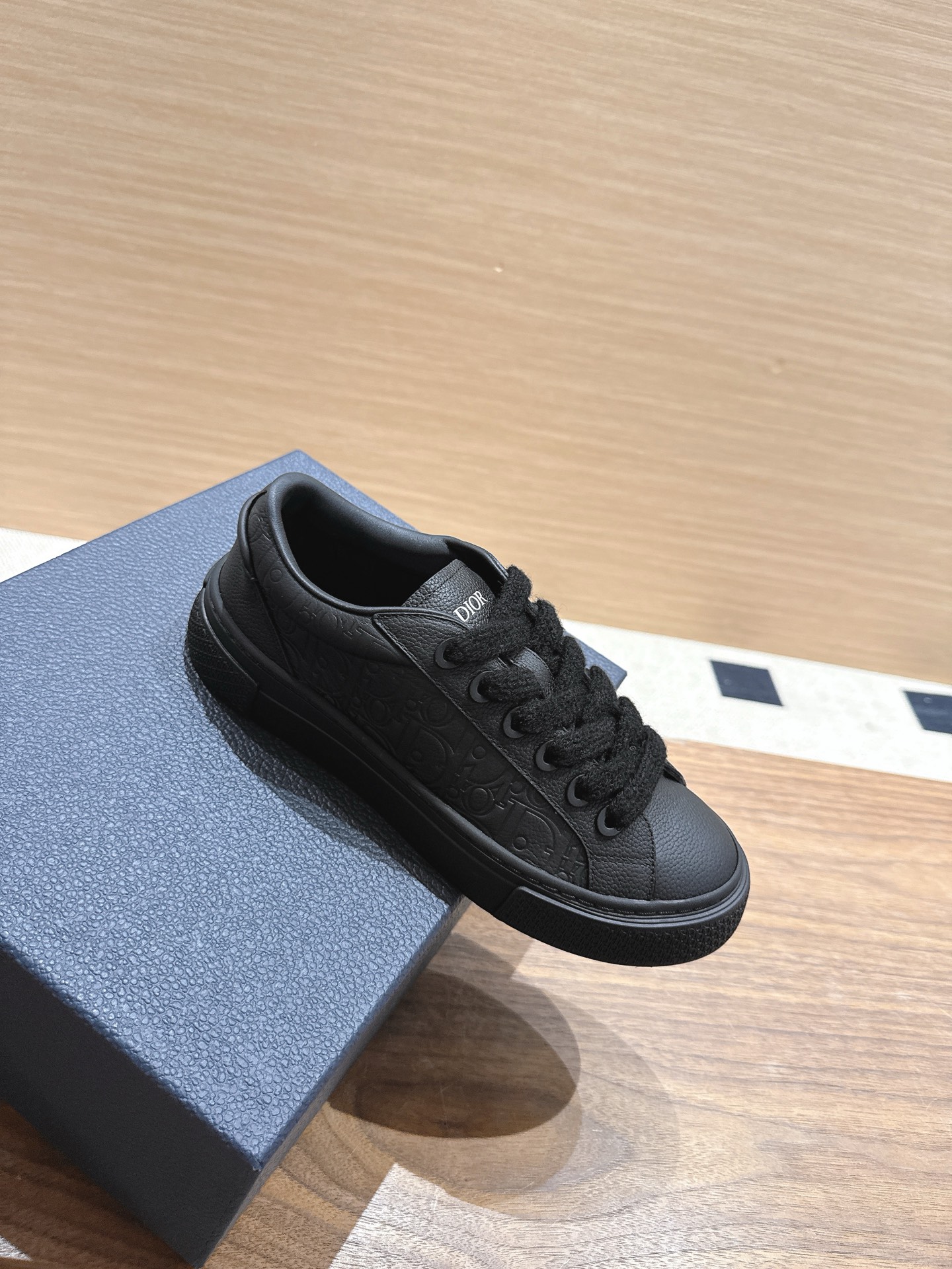 实拍版本◾️厂价💰580 拒绝混卖❌（朋友圈附原版对比图）B33-Spin运动鞋限量款
代购级别。
这款B33spin运动鞋采用进口粒面牛皮/磨砂皮/科技面料
里料：羊皮
配原版zp飞机盒包装📦
男款：39-45