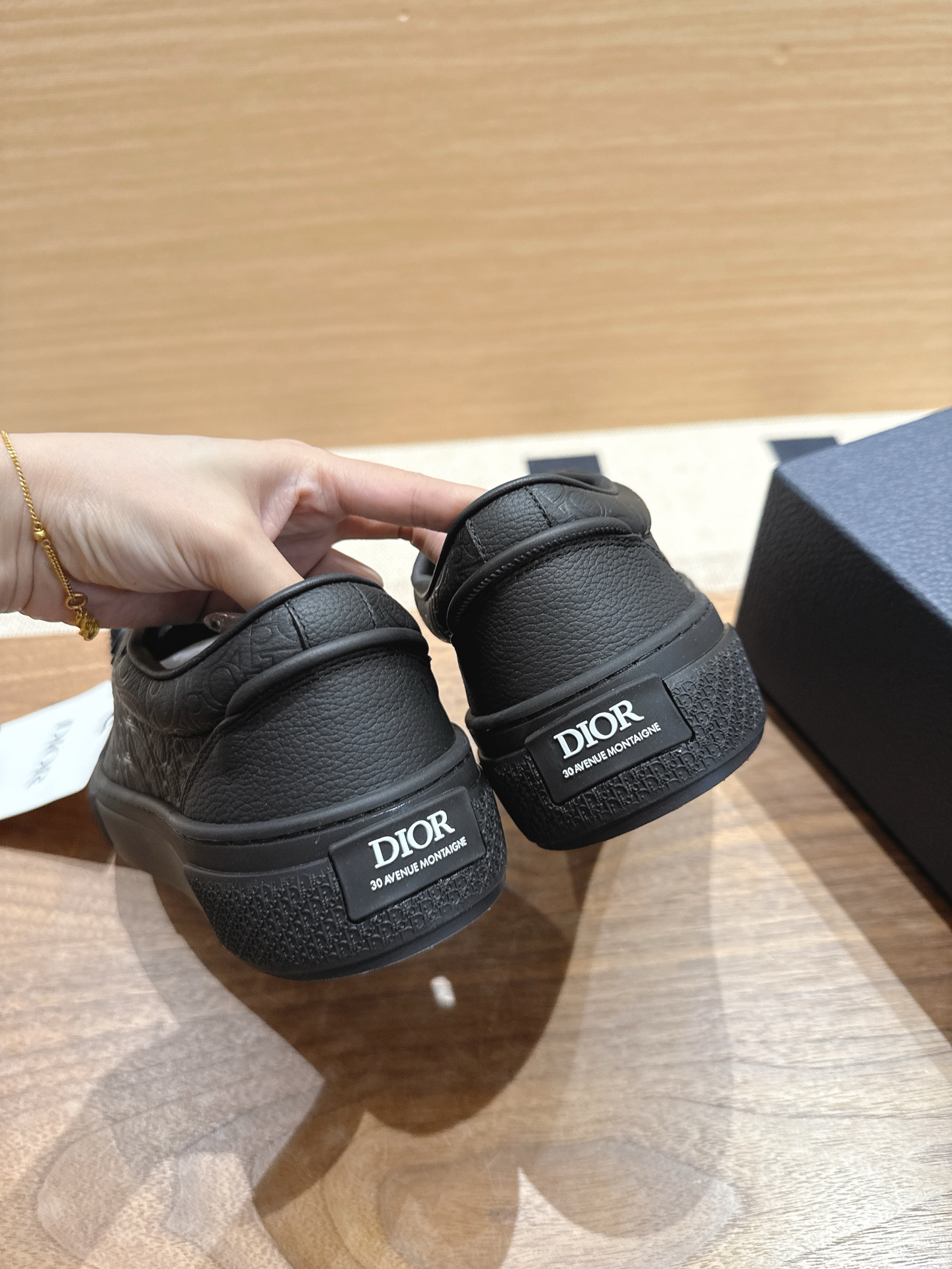 实拍版本◾️厂价💰580 拒绝混卖❌（朋友圈附原版对比图）B33-Spin运动鞋限量款
代购级别。
这款B33spin运动鞋采用进口粒面牛皮/磨砂皮/科技面料
里料：羊皮
配原版zp飞机盒包装📦
男款：39-45