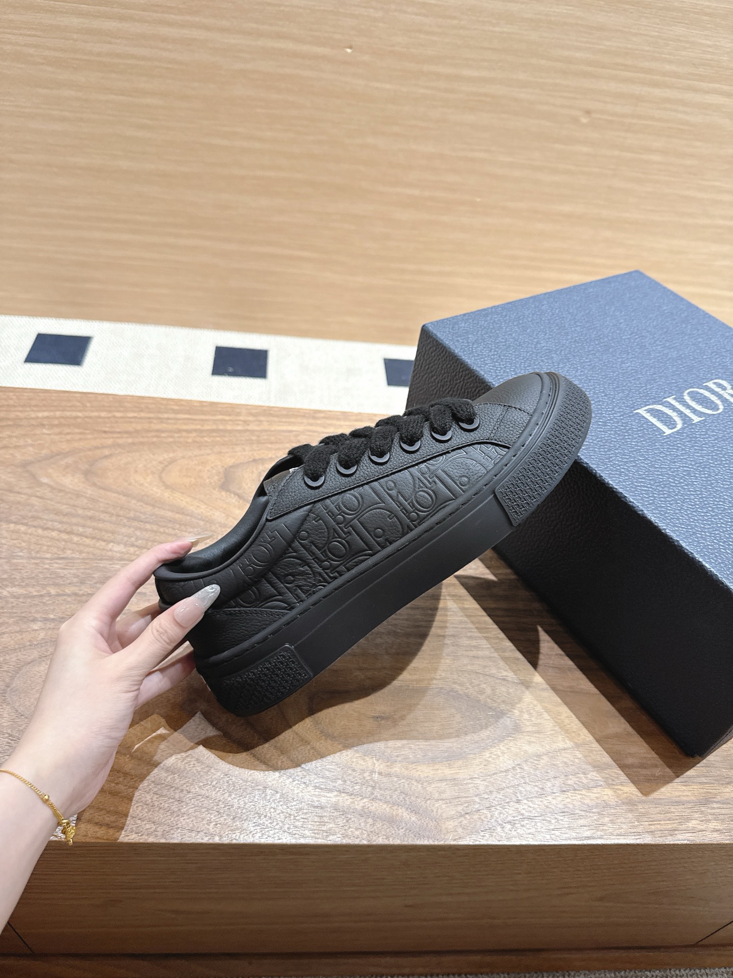 实拍版本◾️厂价💰580 拒绝混卖❌（朋友圈附原版对比图）B33-Spin运动鞋限量款
代购级别。
这款B33spin运动鞋采用进口粒面牛皮/磨砂皮/科技面料
里料：羊皮
配原版zp飞机盒包装📦
男款：39-45