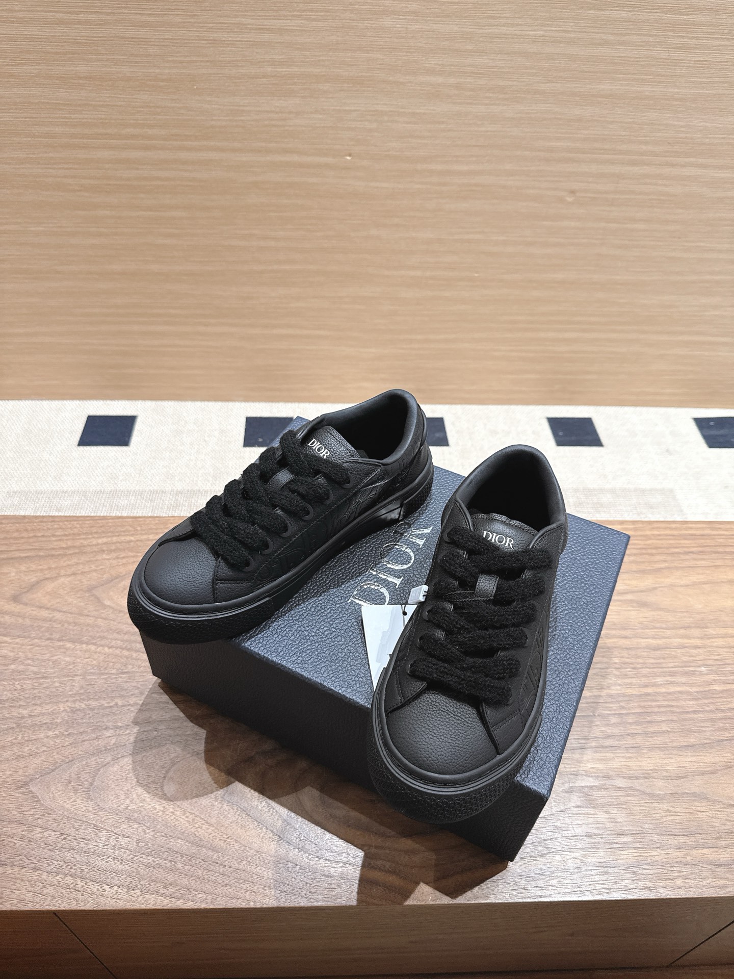 实拍版本◾️厂价💰580 拒绝混卖❌（朋友圈附原版对比图）B33-Spin运动鞋限量款
代购级别。
这款B33spin运动鞋采用进口粒面牛皮/磨砂皮/科技面料
里料：羊皮
配原版zp飞机盒包装📦
男款：39-45