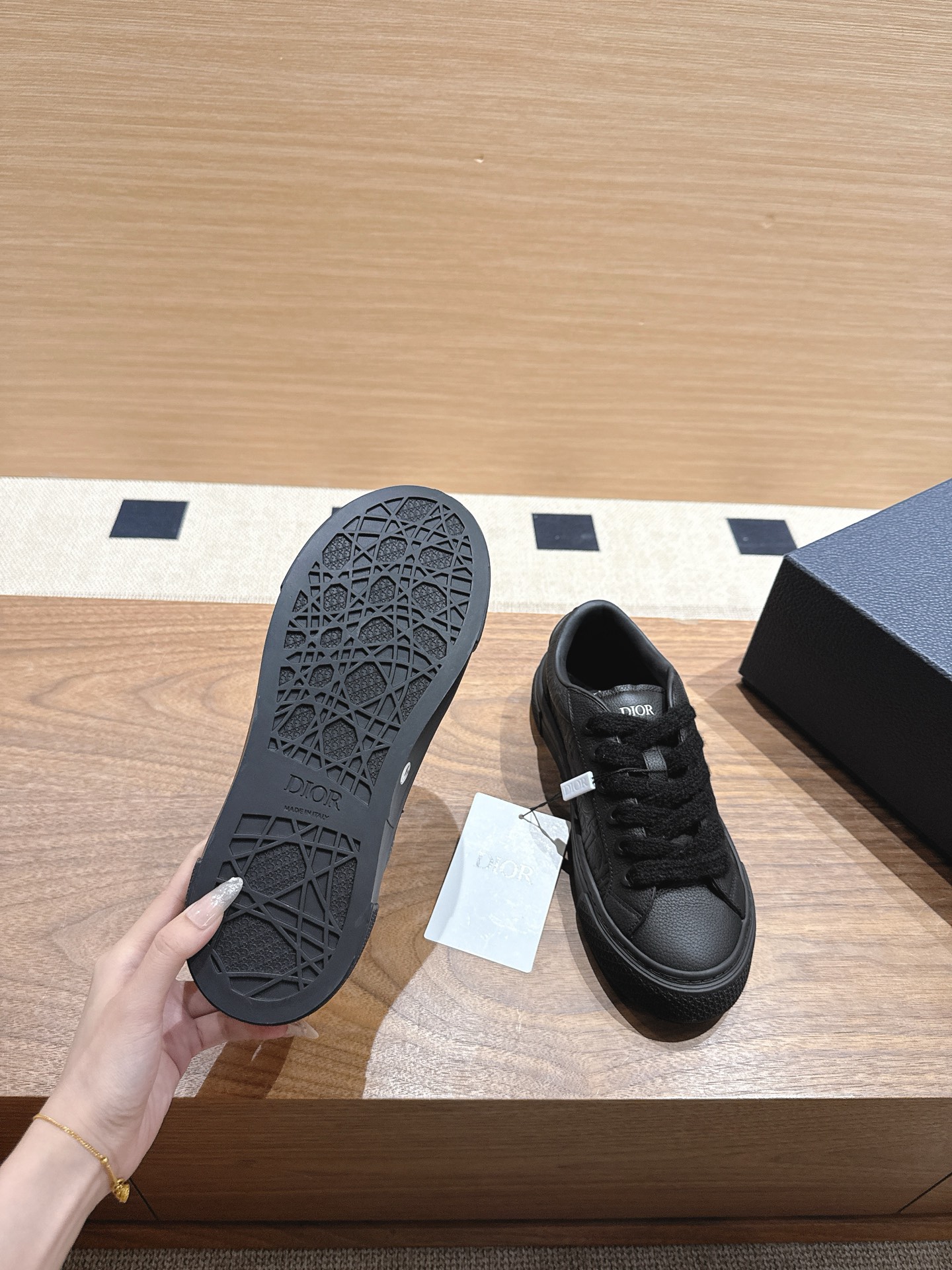 实拍版本◾️厂价💰580 拒绝混卖❌（朋友圈附原版对比图）B33-Spin运动鞋限量款
代购级别。
这款B33spin运动鞋采用进口粒面牛皮/磨砂皮/科技面料
里料：羊皮
配原版zp飞机盒包装📦
男款：39-45