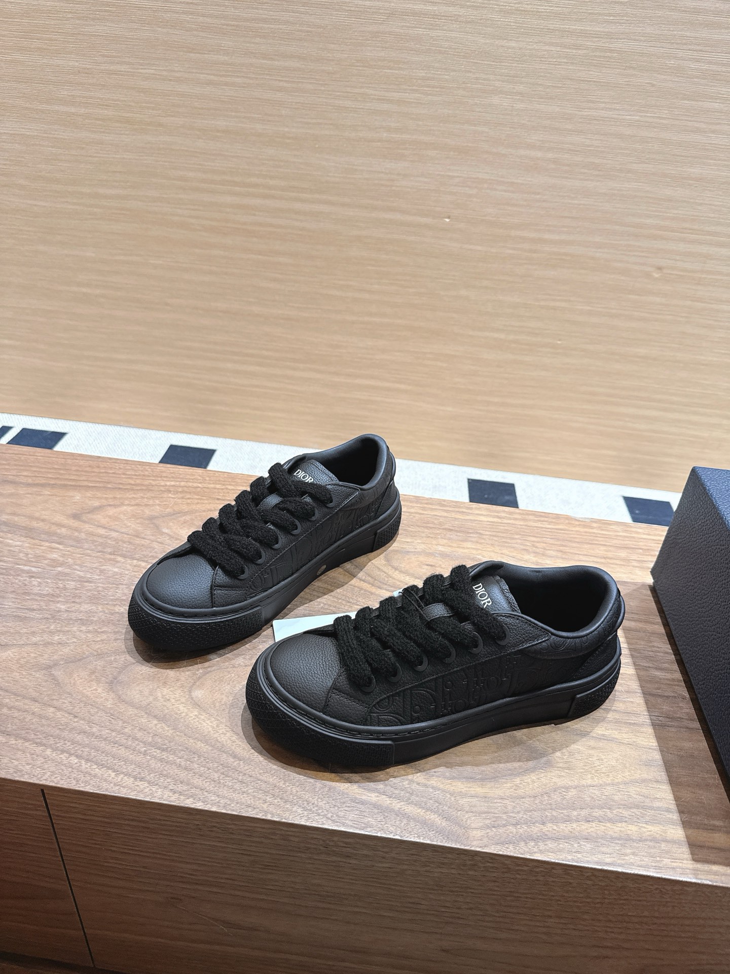 实拍版本◾️厂价💰580 拒绝混卖❌（朋友圈附原版对比图）B33-Spin运动鞋限量款
代购级别。
这款B33spin运动鞋采用进口粒面牛皮/磨砂皮/科技面料
里料：羊皮
配原版zp飞机盒包装📦
男款：39-45